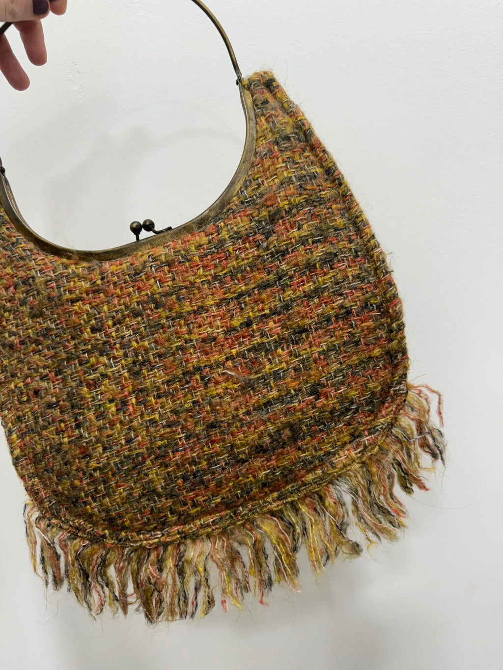 Bolsa vintage em lã com franjas claras.