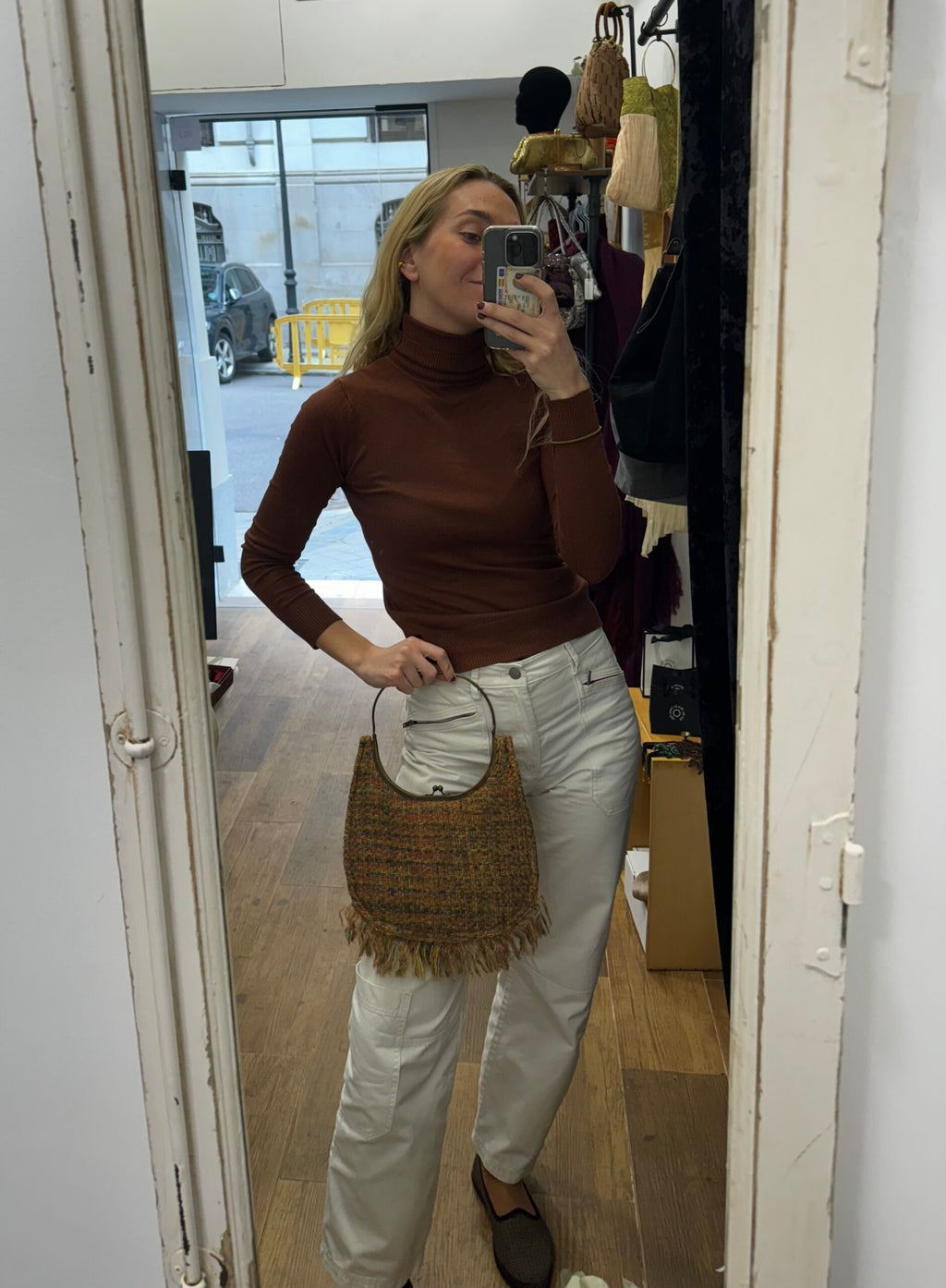 Bolsa vintage em lã com franjas claras.