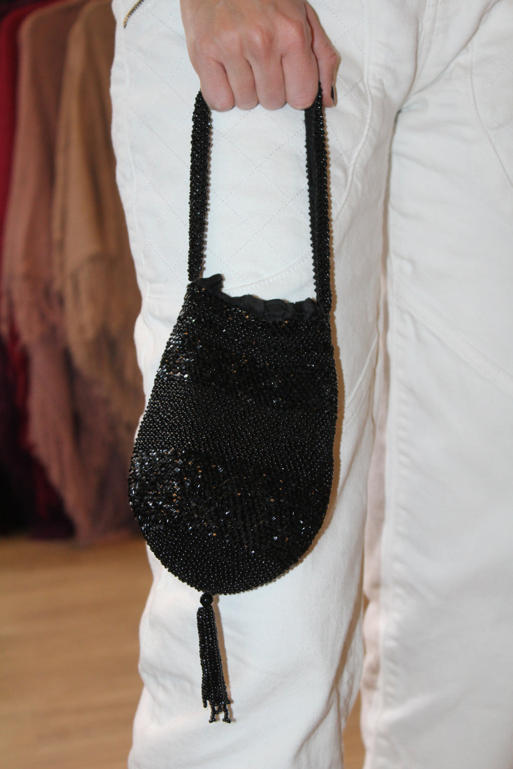 Bolsa vintage castanha estilo saco com flores vermelhas bordadas