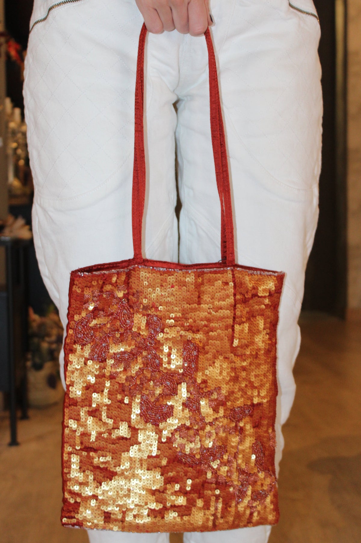 Bolsa vintage castanha estilo saco com flores vermelhas bordadas