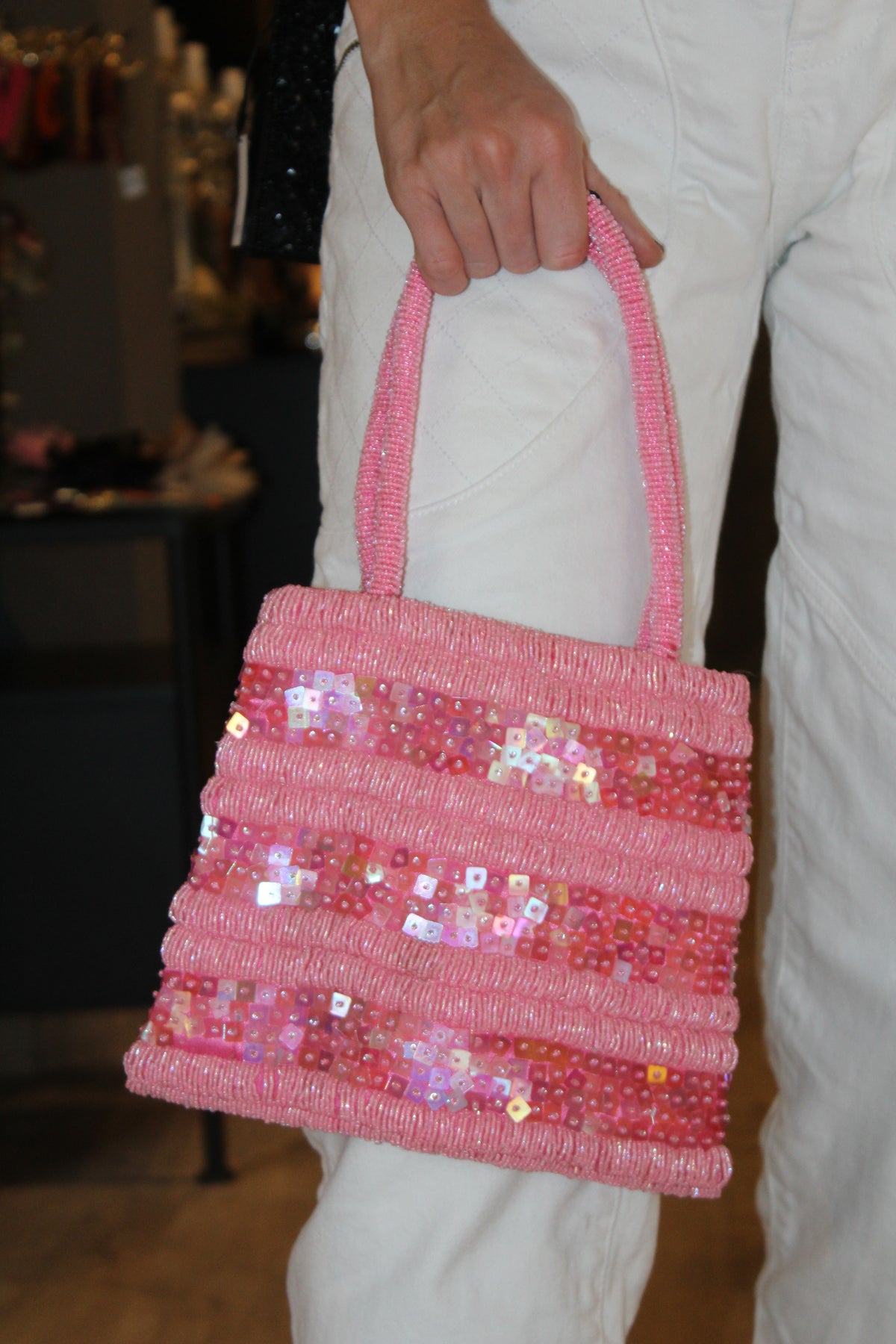 Bolsa vintage castanha estilo saco com flores vermelhas bordadas