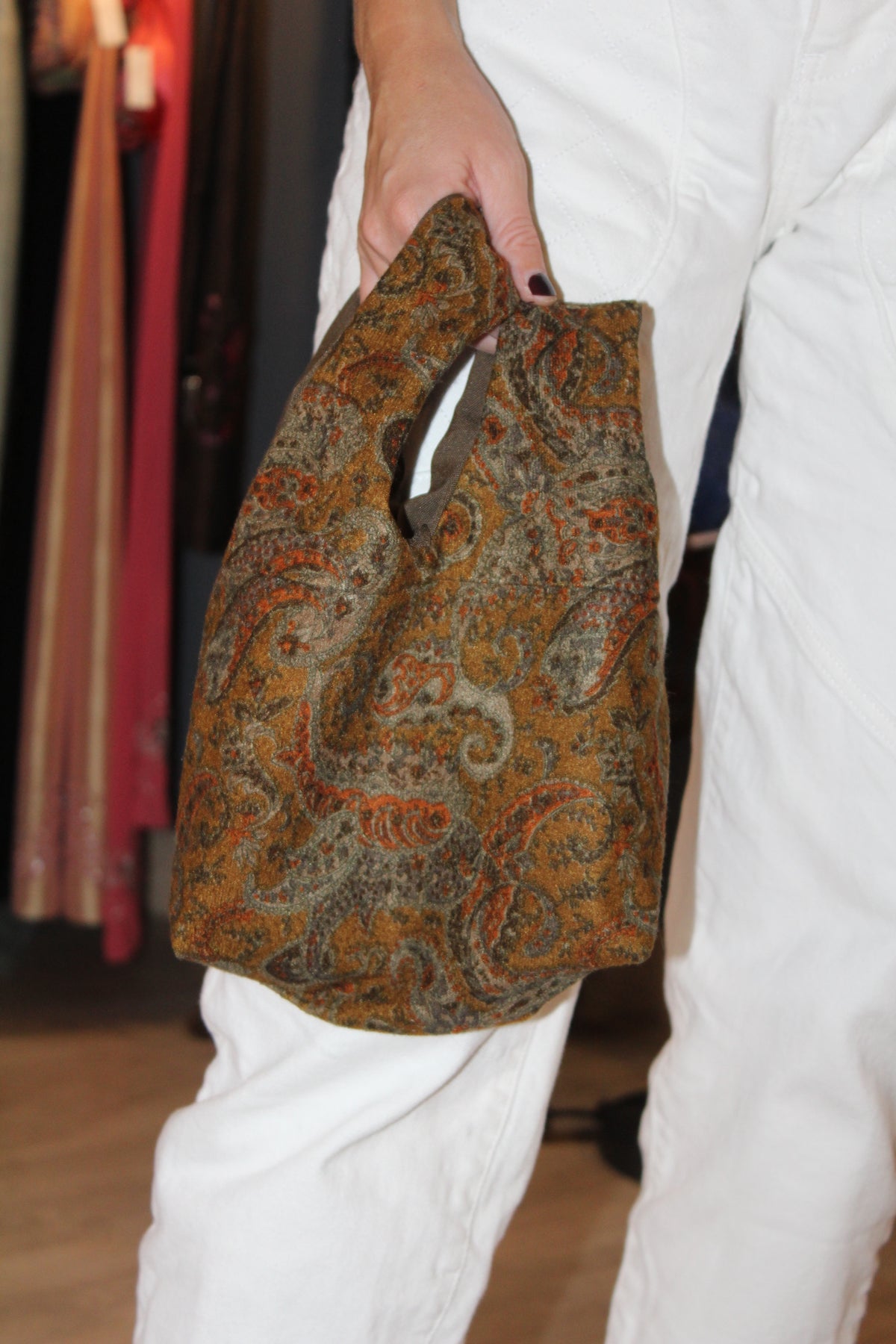 Bolsa vintage castanha estilo saco com flores vermelhas bordadas