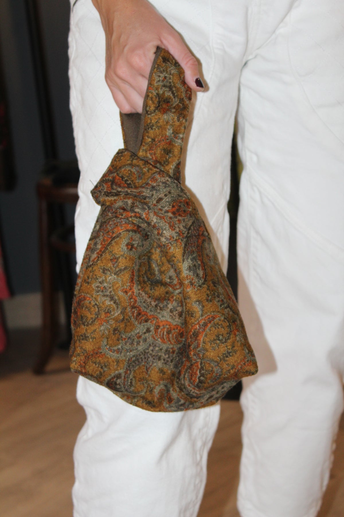 Bolsa vintage castanha estilo saco com flores vermelhas bordadas