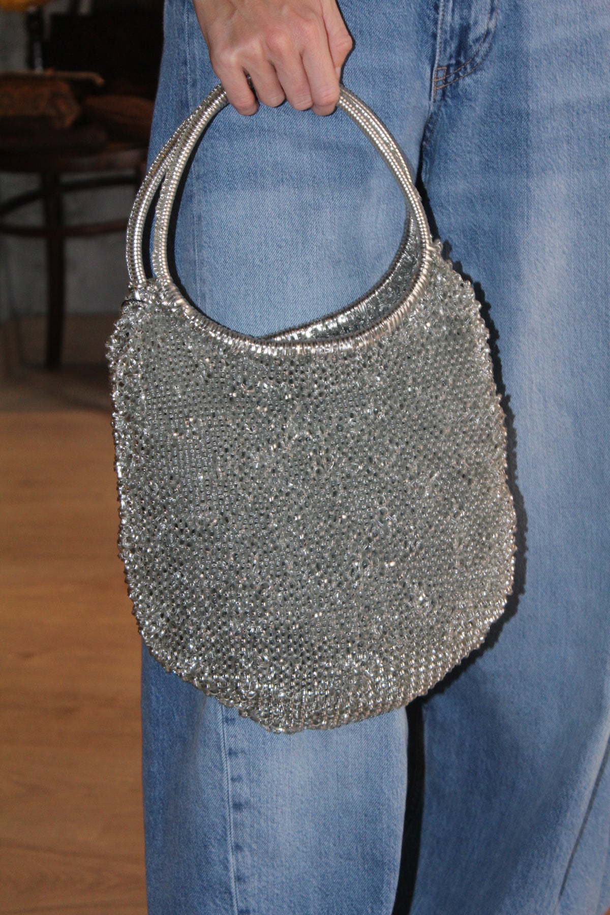 Bolsa vintage castanha estilo saco com flores vermelhas bordadas