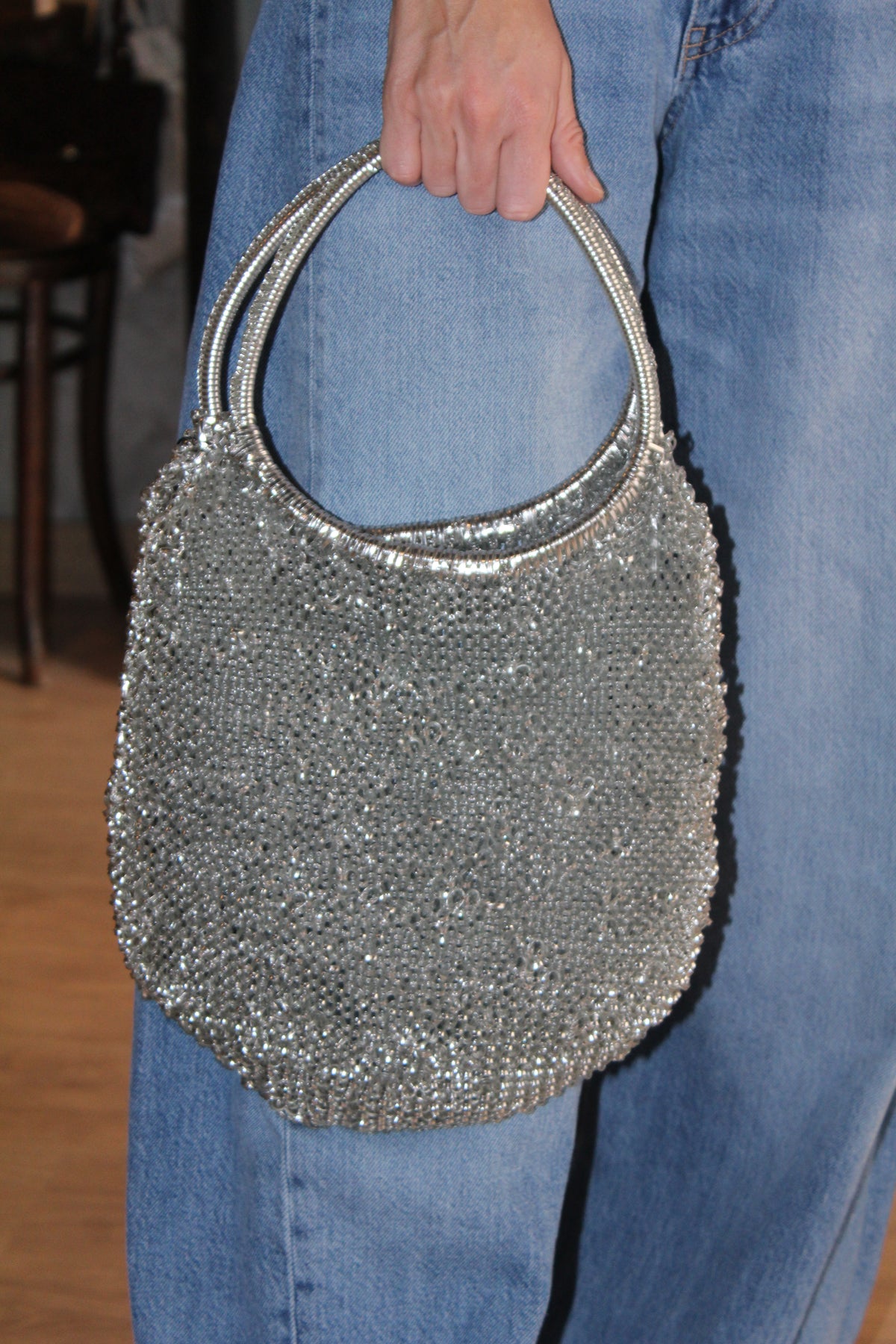 Bolsa vintage castanha estilo saco com flores vermelhas bordadas