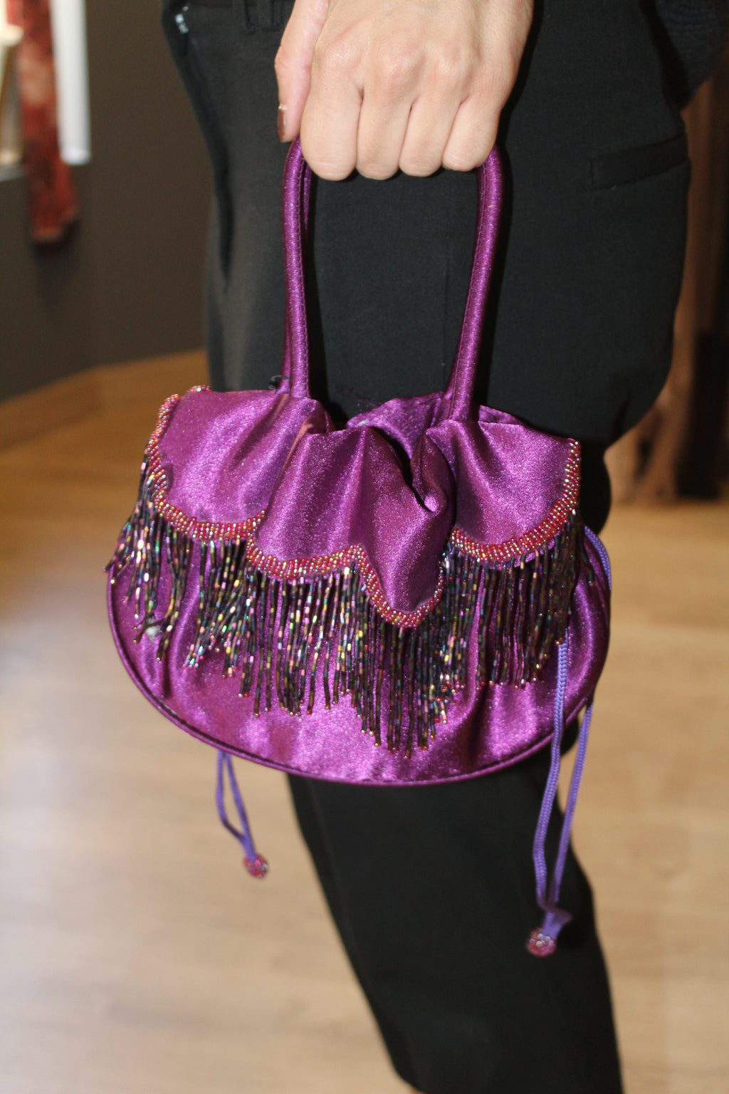 Bolso Vintage tipo Bombonera morada Satinada Flecos
