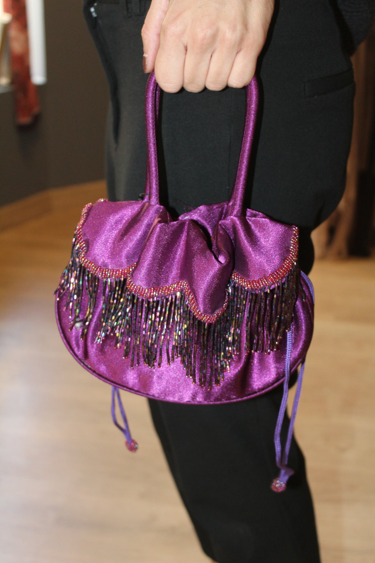 Bolso Vintage tipo Bombonera morada Satinada Flecos