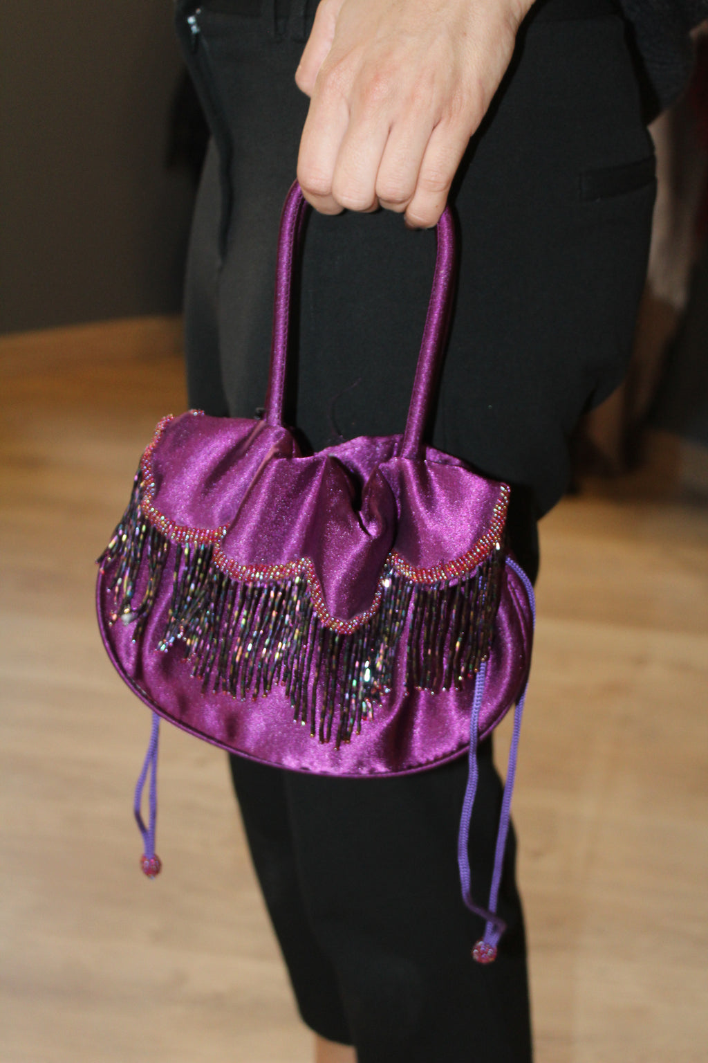 Bolso Vintage tipo Bombonera morada Satinada Flecos