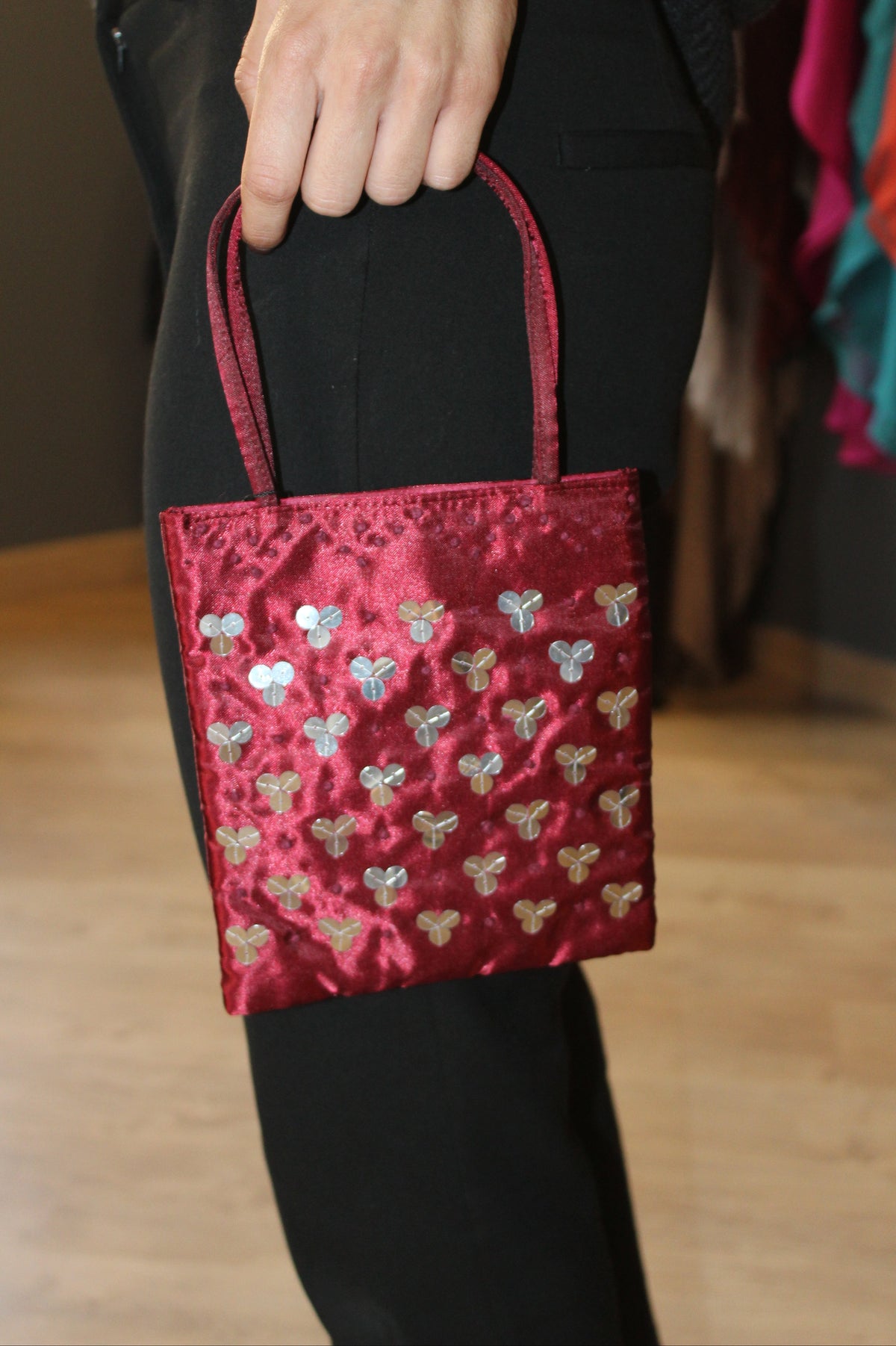 Bolsa vintage castanha estilo saco com flores vermelhas bordadas