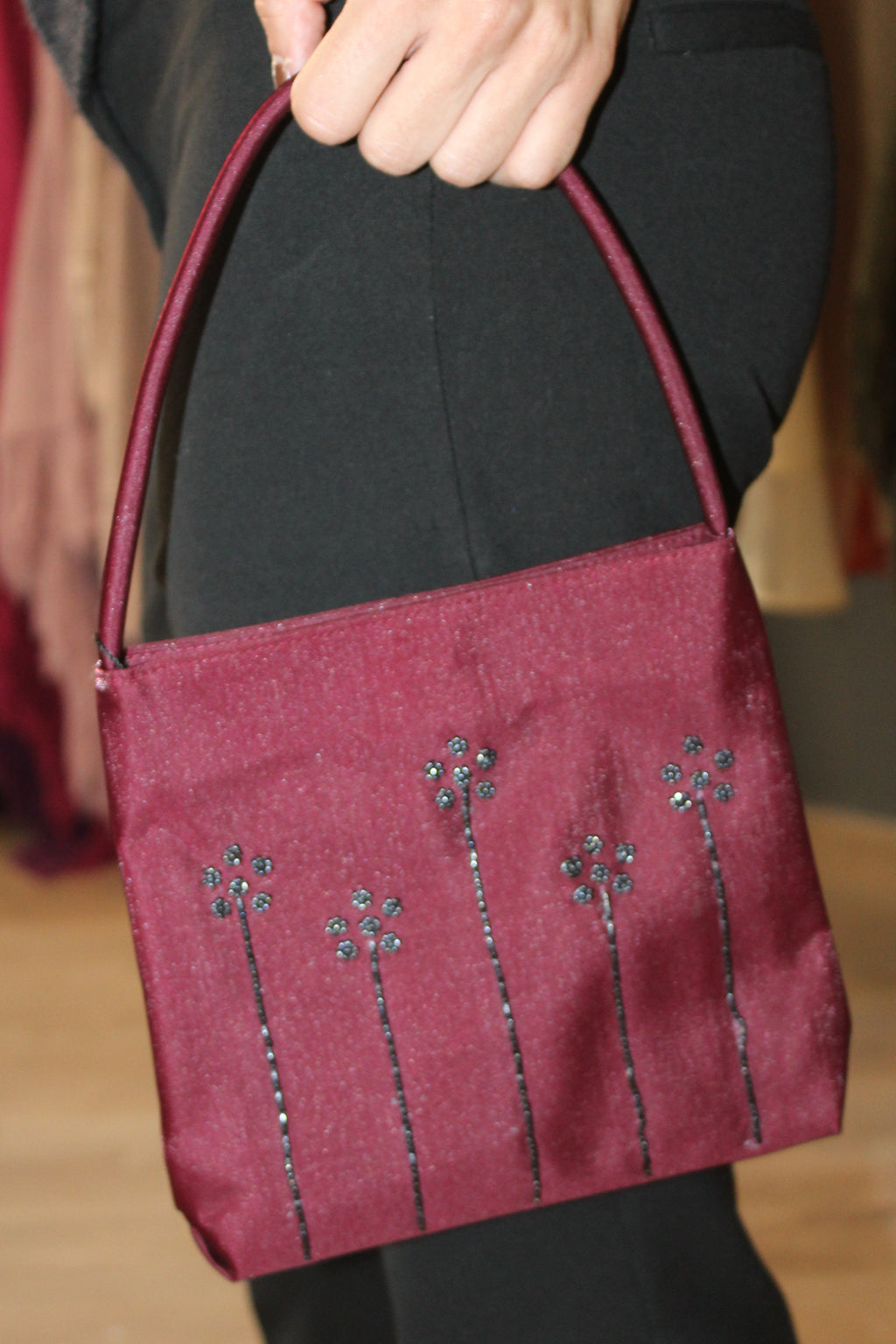 Bolsa vintage castanha estilo saco com flores vermelhas bordadas