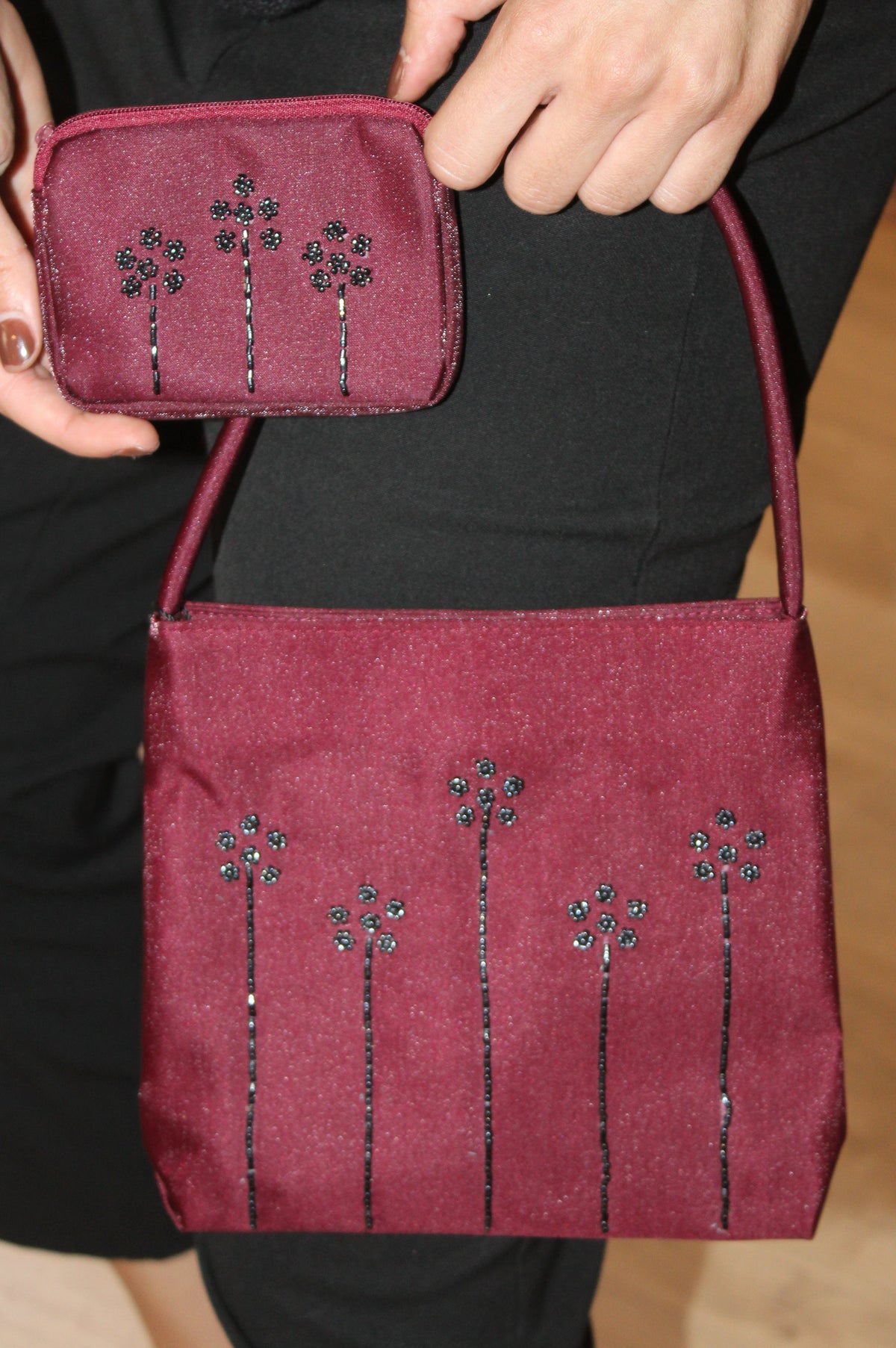Bolsa vintage castanha estilo saco com flores vermelhas bordadas