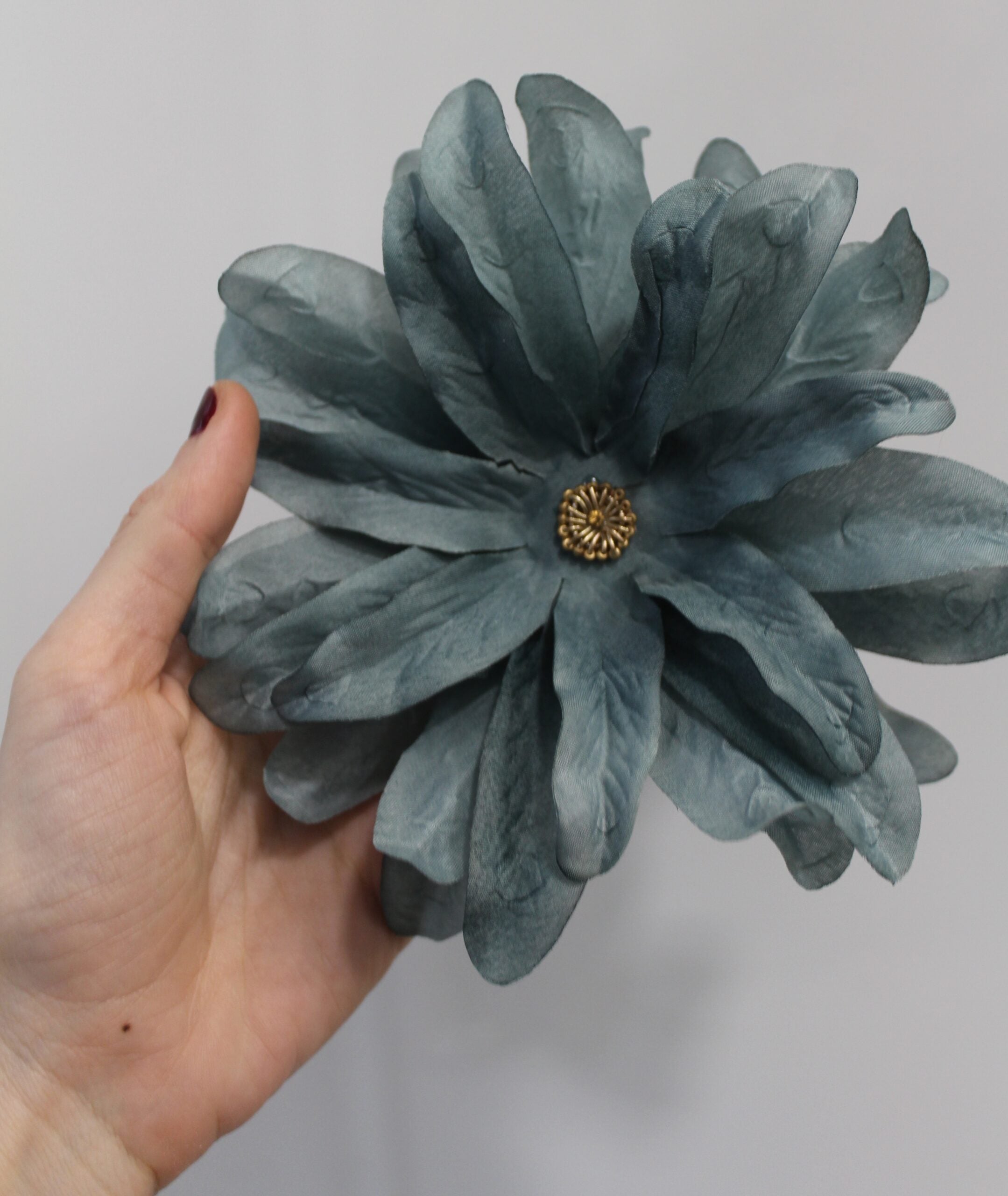 Flor de dália multiusos (para o cabelo ou pregadeira) em várias cores.