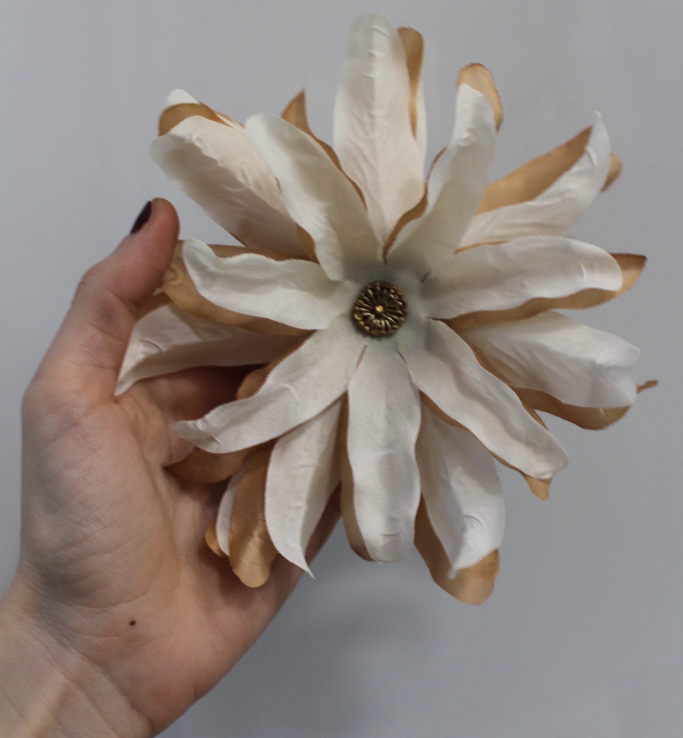 Flor de dália multiusos (para o cabelo ou pregadeira) em várias cores.