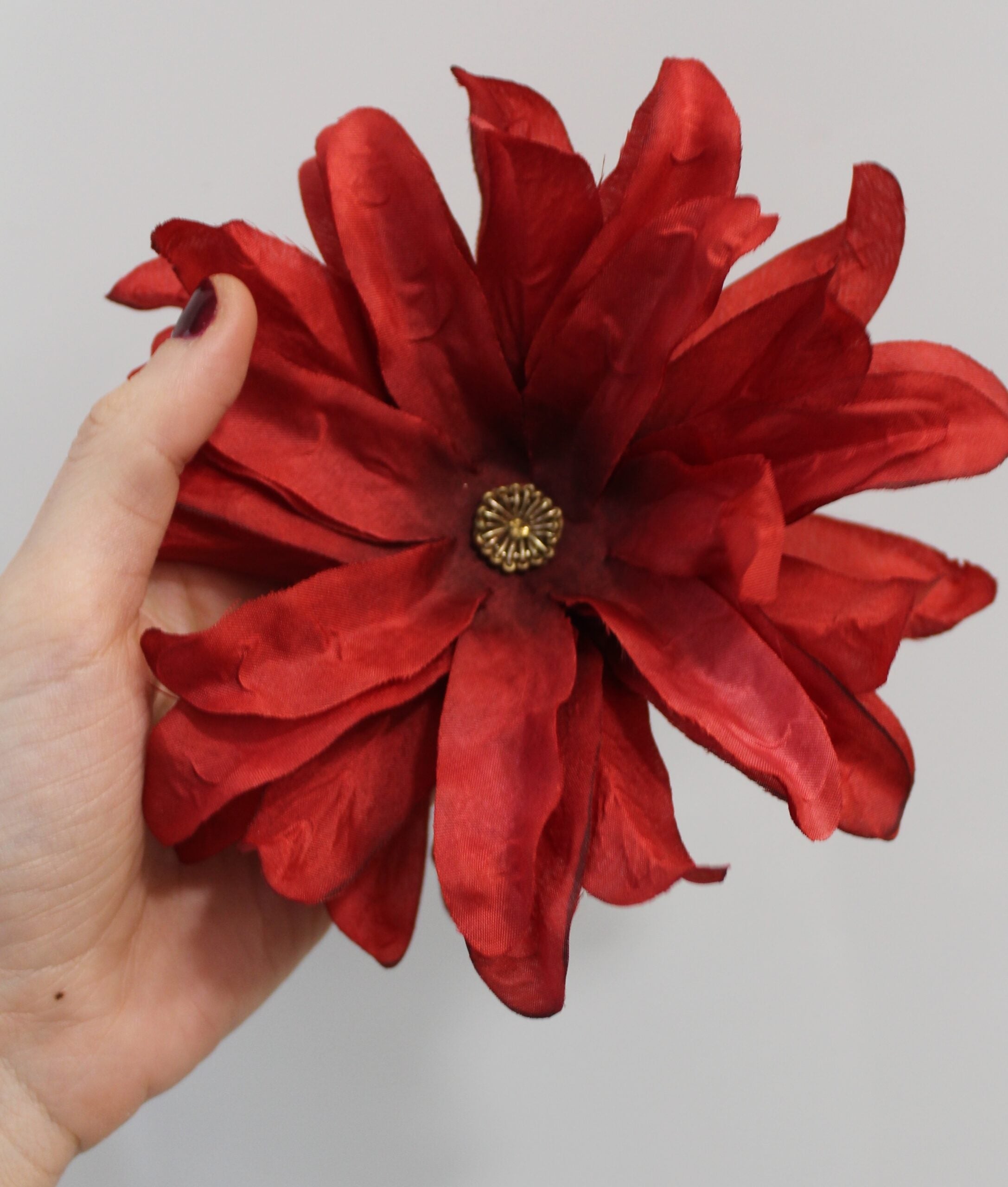 Flor de dália multiusos (para o cabelo ou pregadeira) em várias cores.