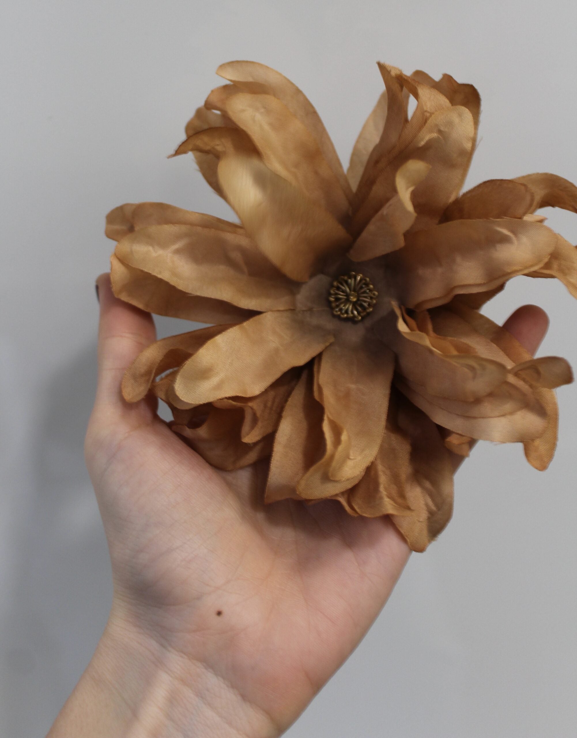 Flor de dália multiusos (para o cabelo ou pregadeira) em várias cores.