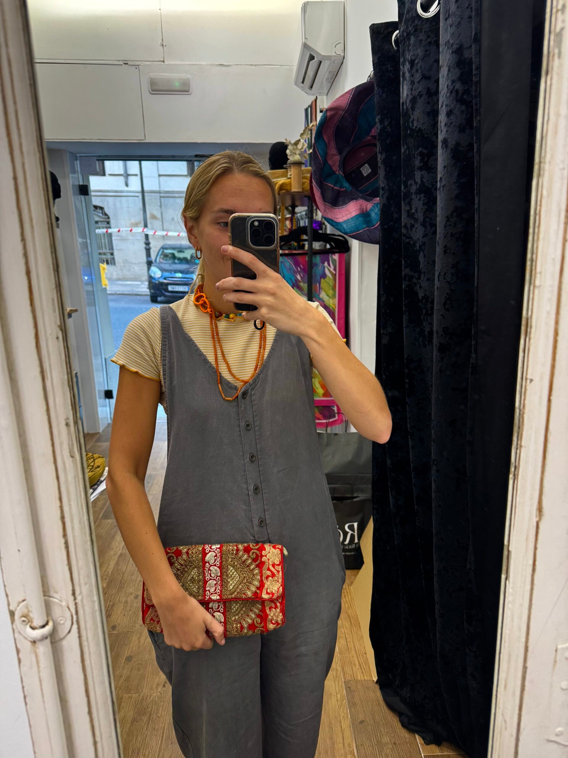 Bolso vintage rojo cartera con bordados en formas de helecho