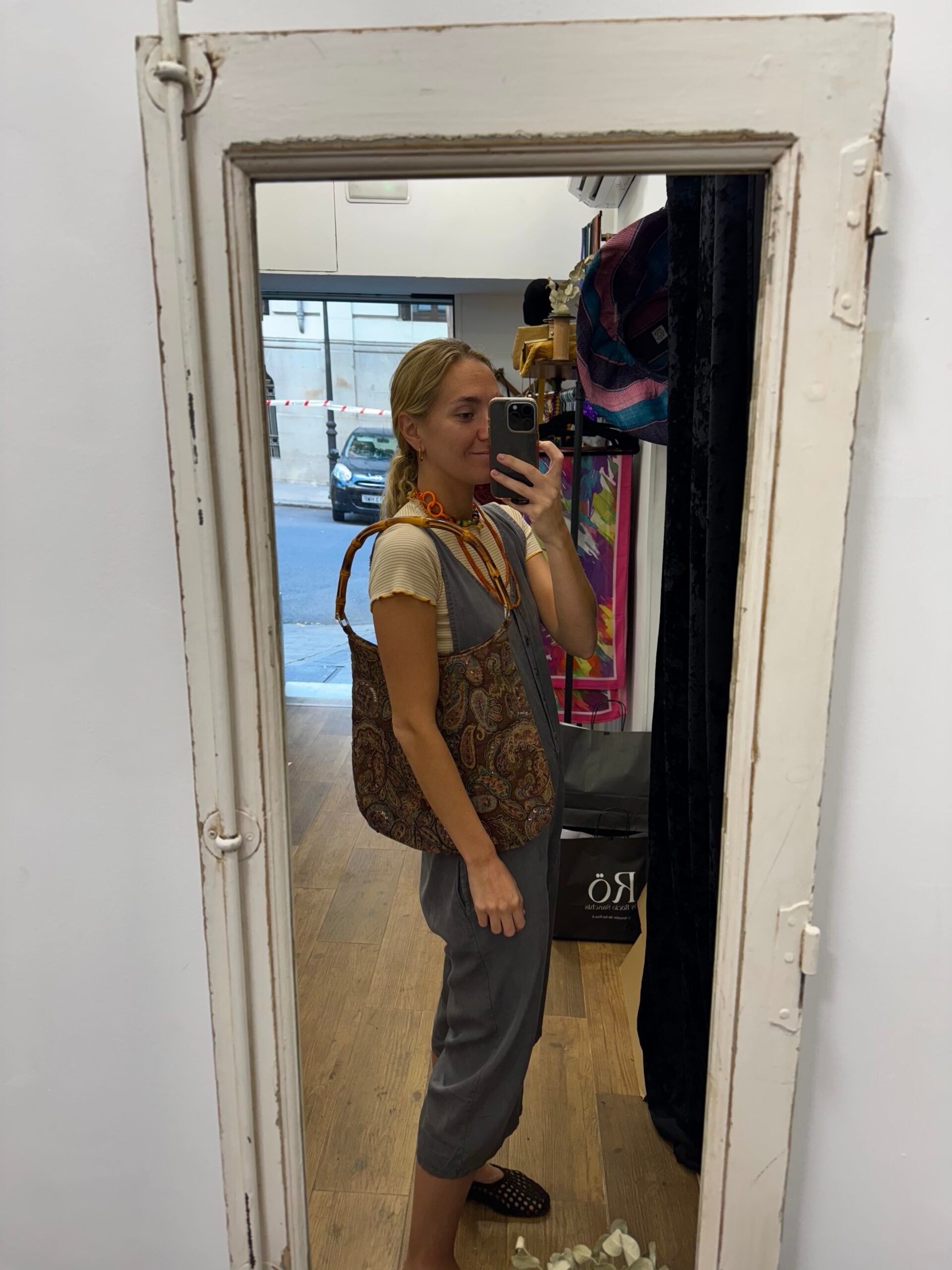 Bolso vintage marrón tipo saco con asa de bambu bordado con lentejuelas en amebas