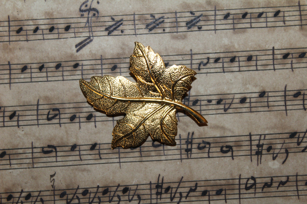 Broche vintage em folha de ouro