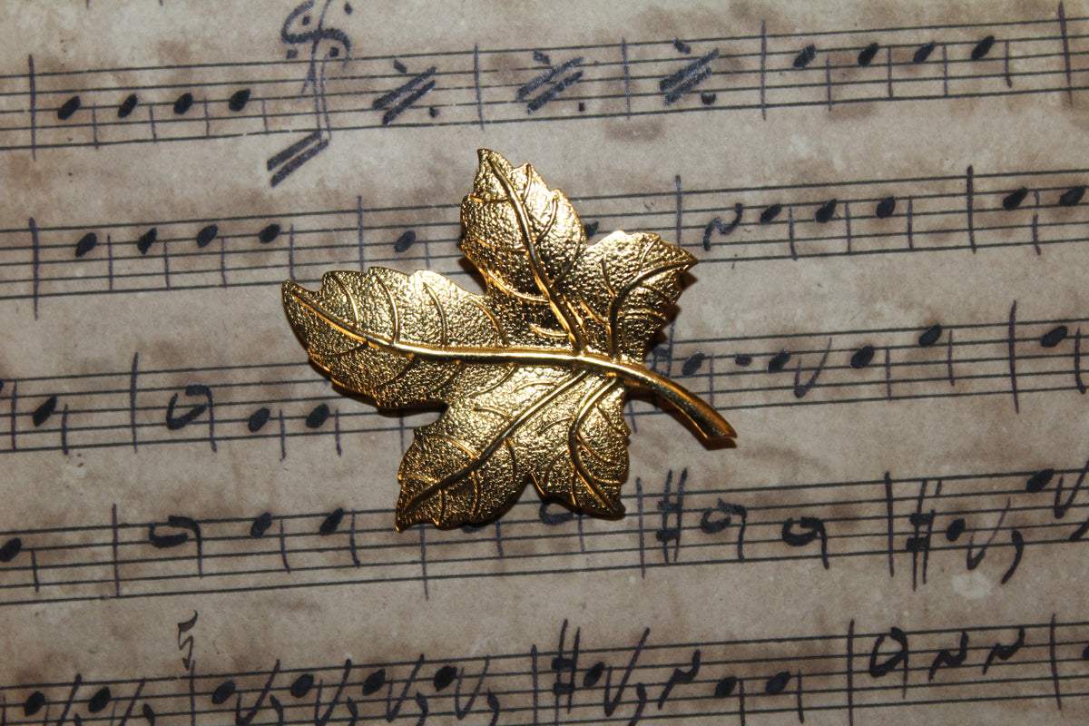 Broche vintage em folha de ouro