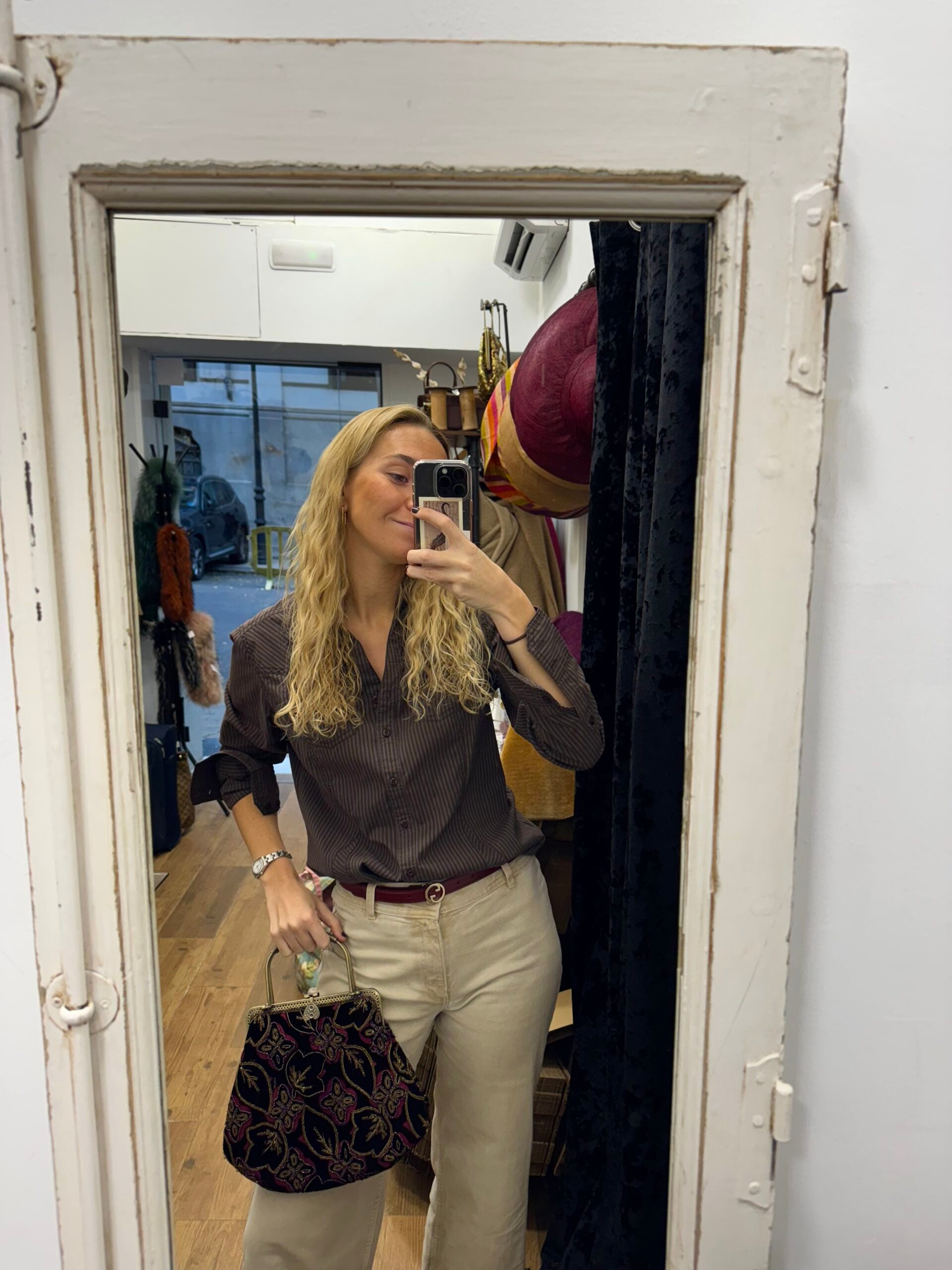 Bolso vintage bombonera con flores y asa metálica