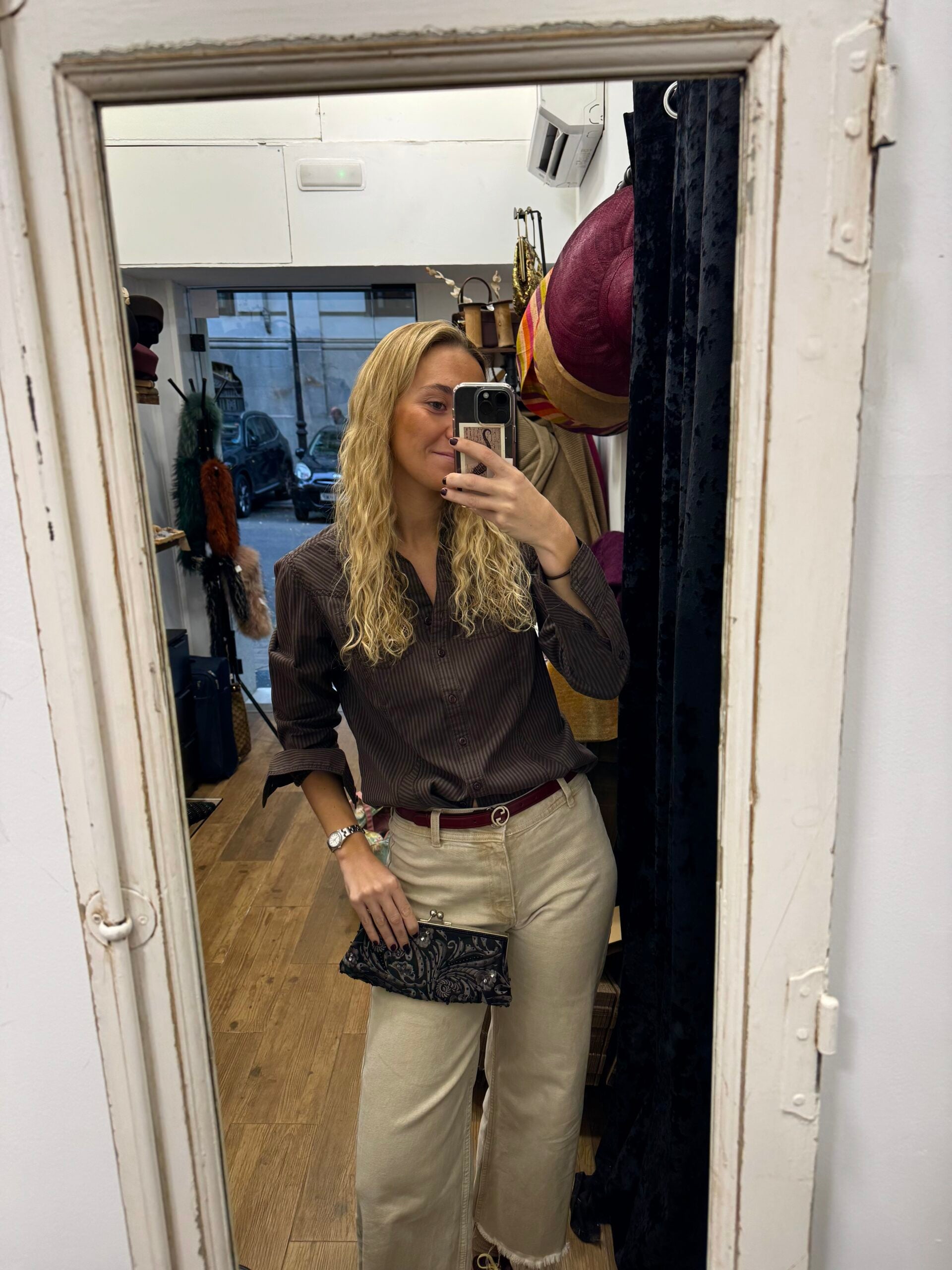 Bolso vintage negro tipo clutch con helechos bordados en gris