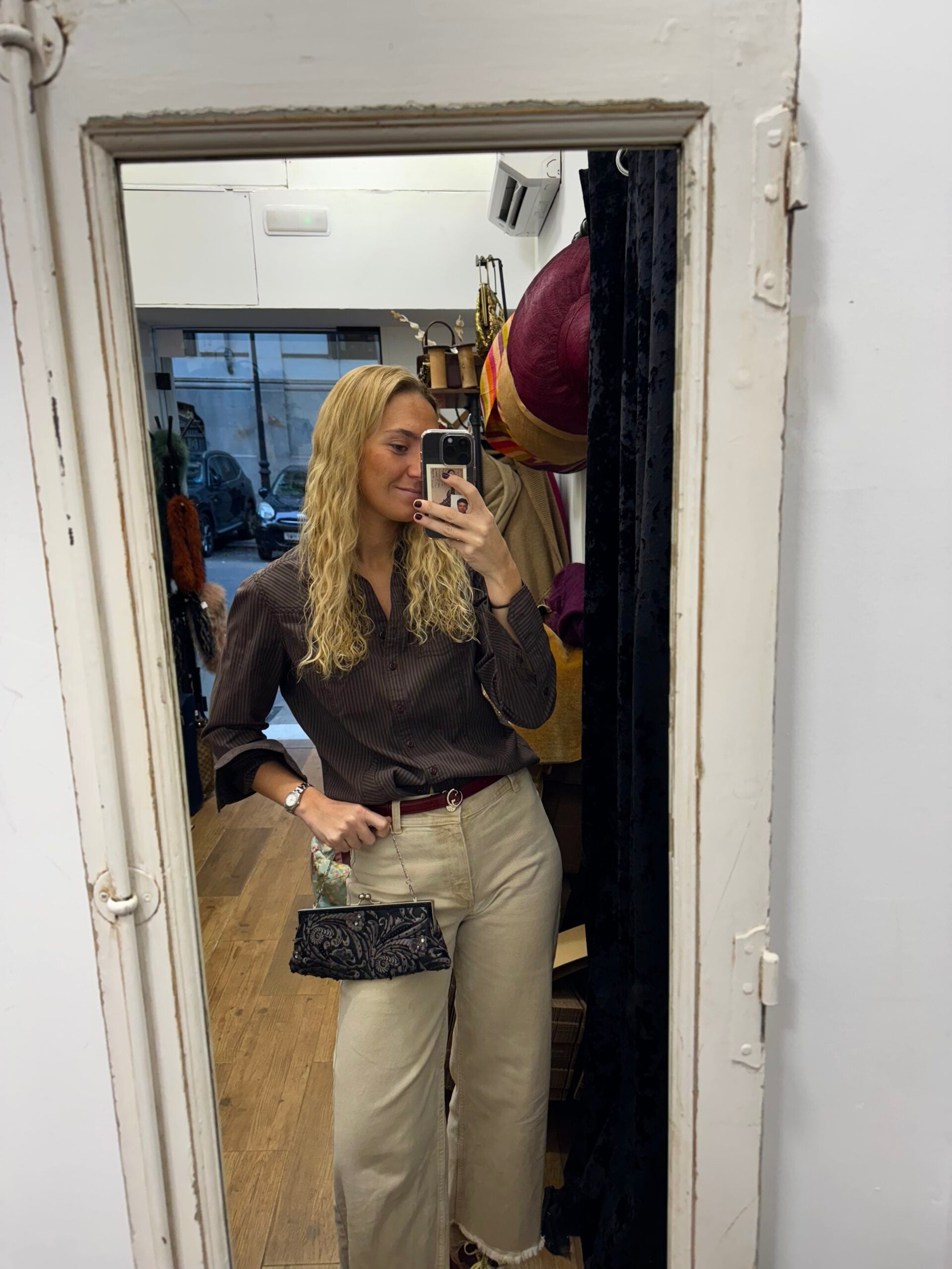 Bolso vintage negro tipo clutch con helechos bordados en gris