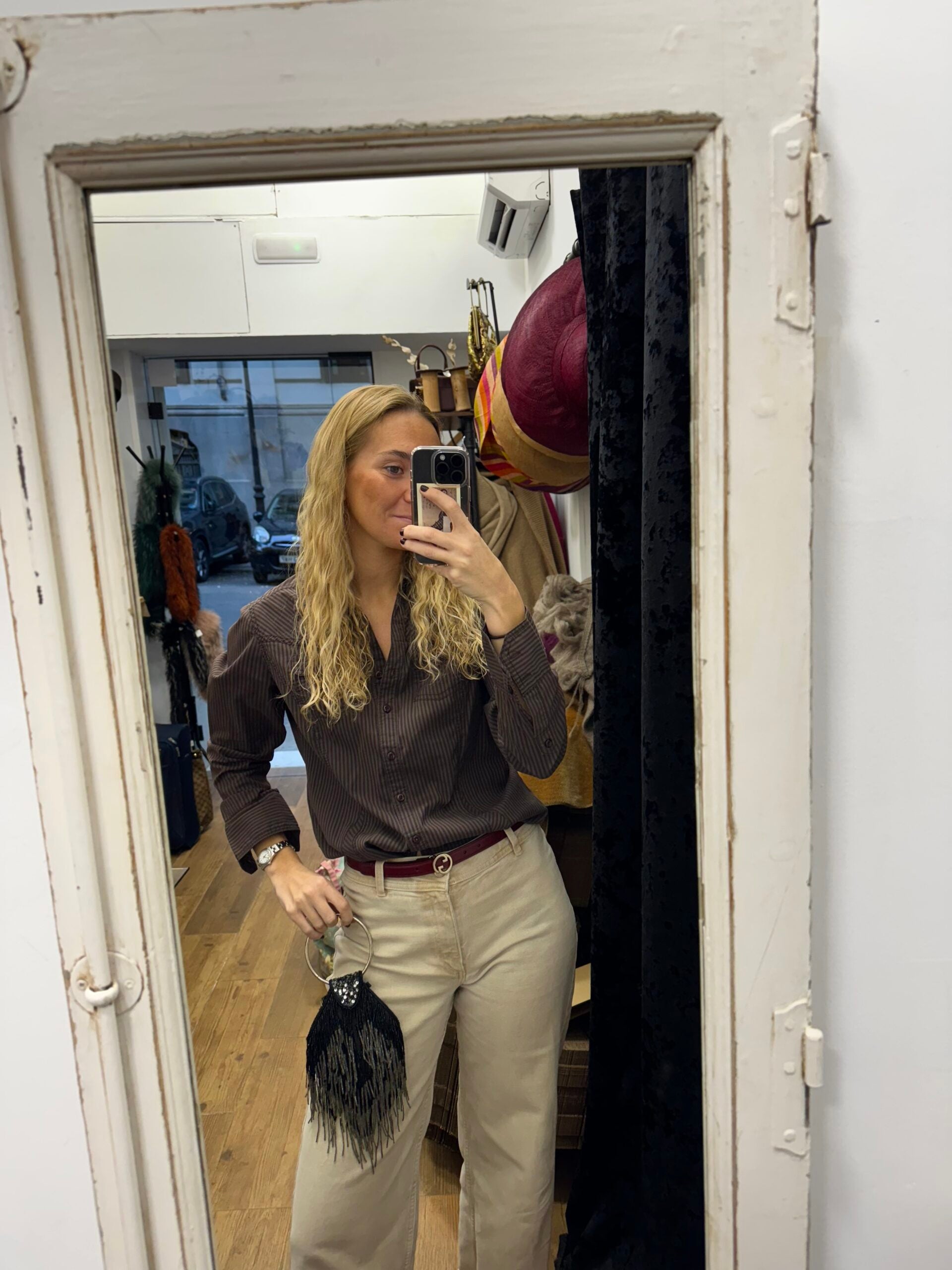 Bolso vintage negro y plata tipo saco de flecos con asa metálica