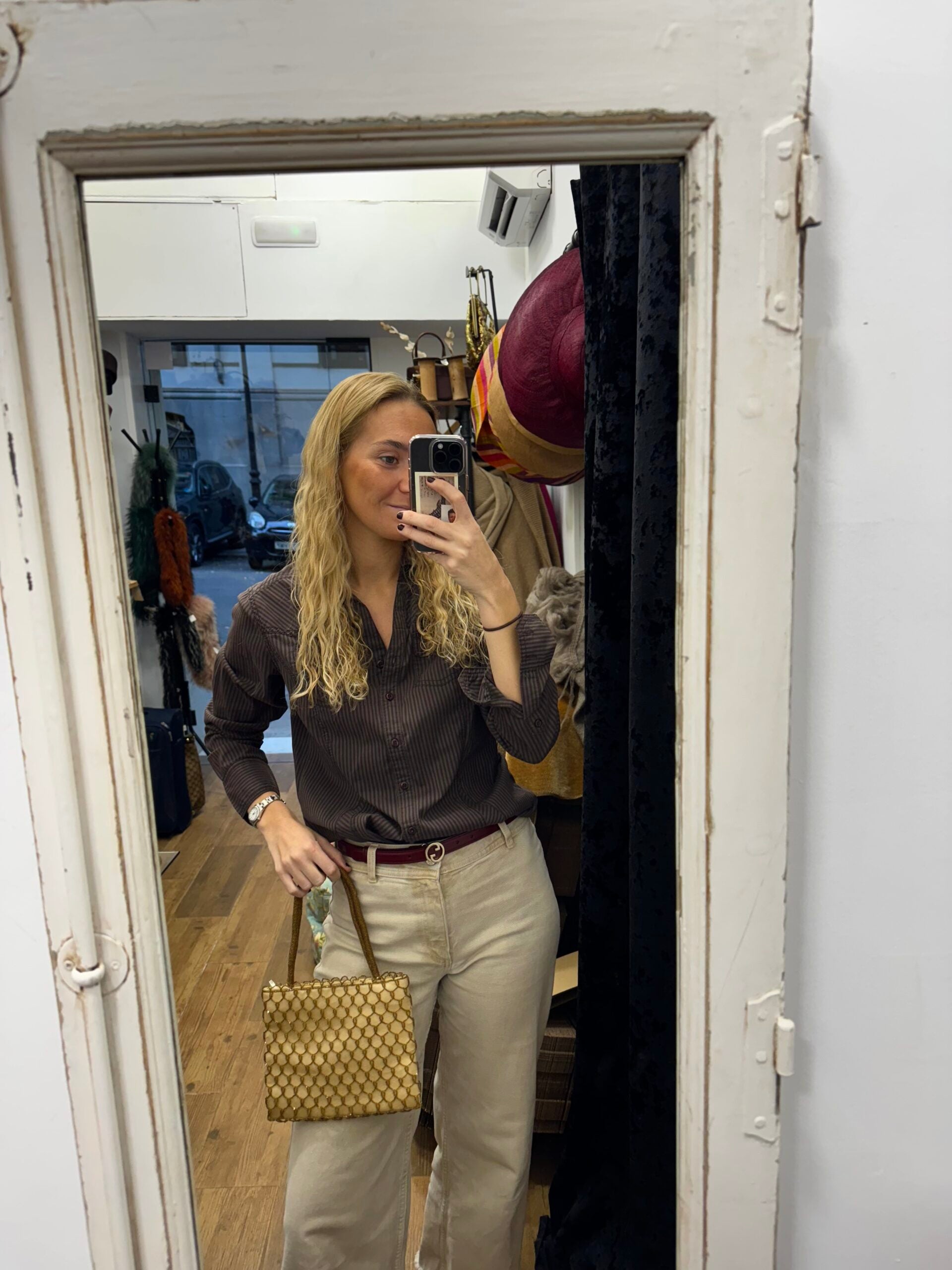 Bolso vintage dorado tipo saco cubierto con malla de cuentas