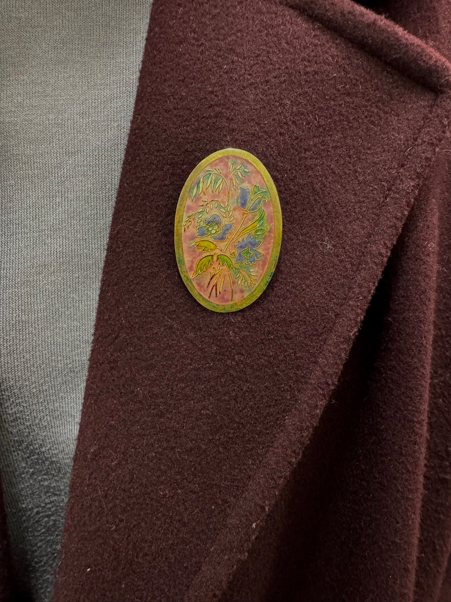 Broche vintage francés tipo cloisonné rosa con hortensias azules