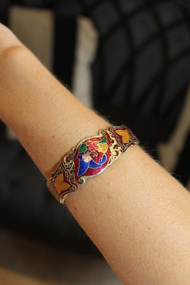 Pulsera vintage de cloisonné granate con mariposa y flores en mostaza, verze y azulón