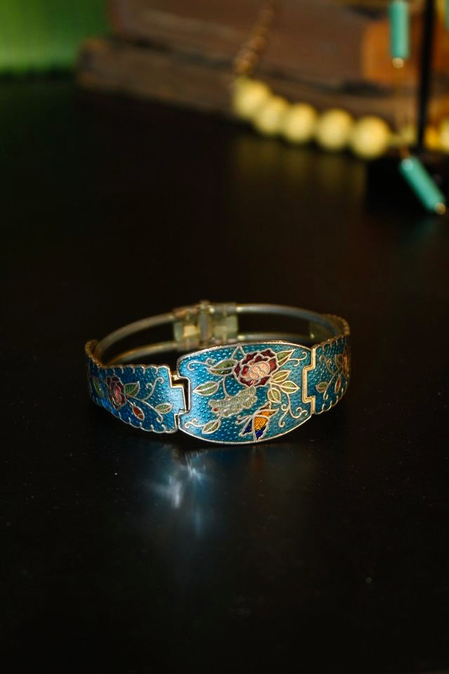Pulsera vintage de cloisonné azul claro con mariposa y flores azul oscuro y rojo