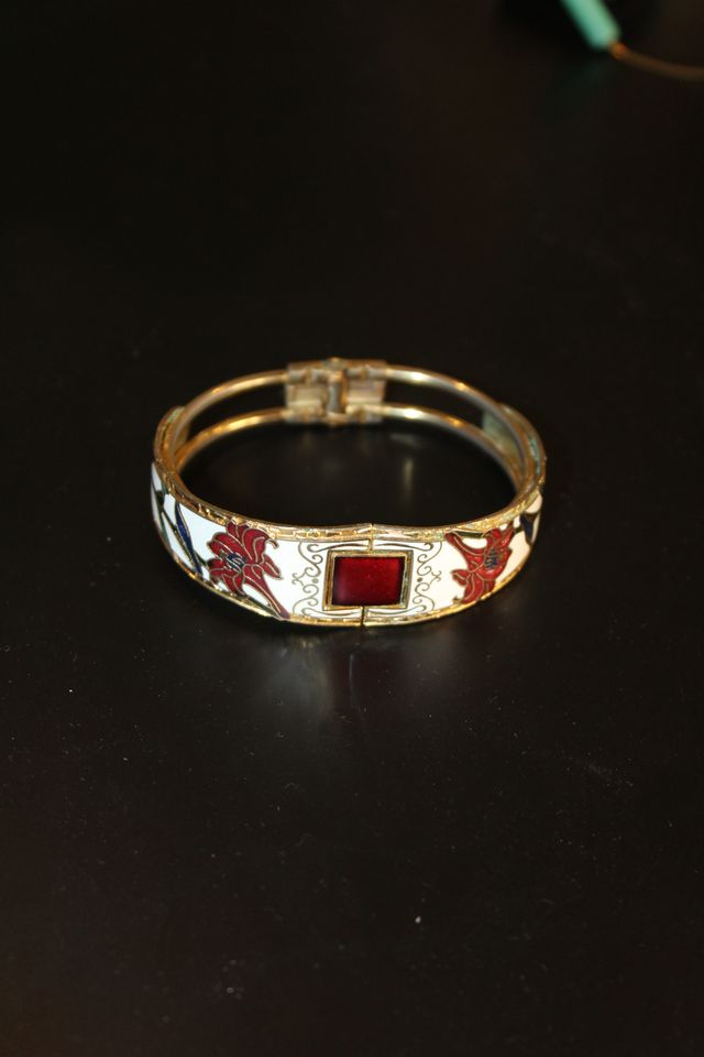 Pulsera vintage de cloisonné blanco y carmesí con flores y helechos