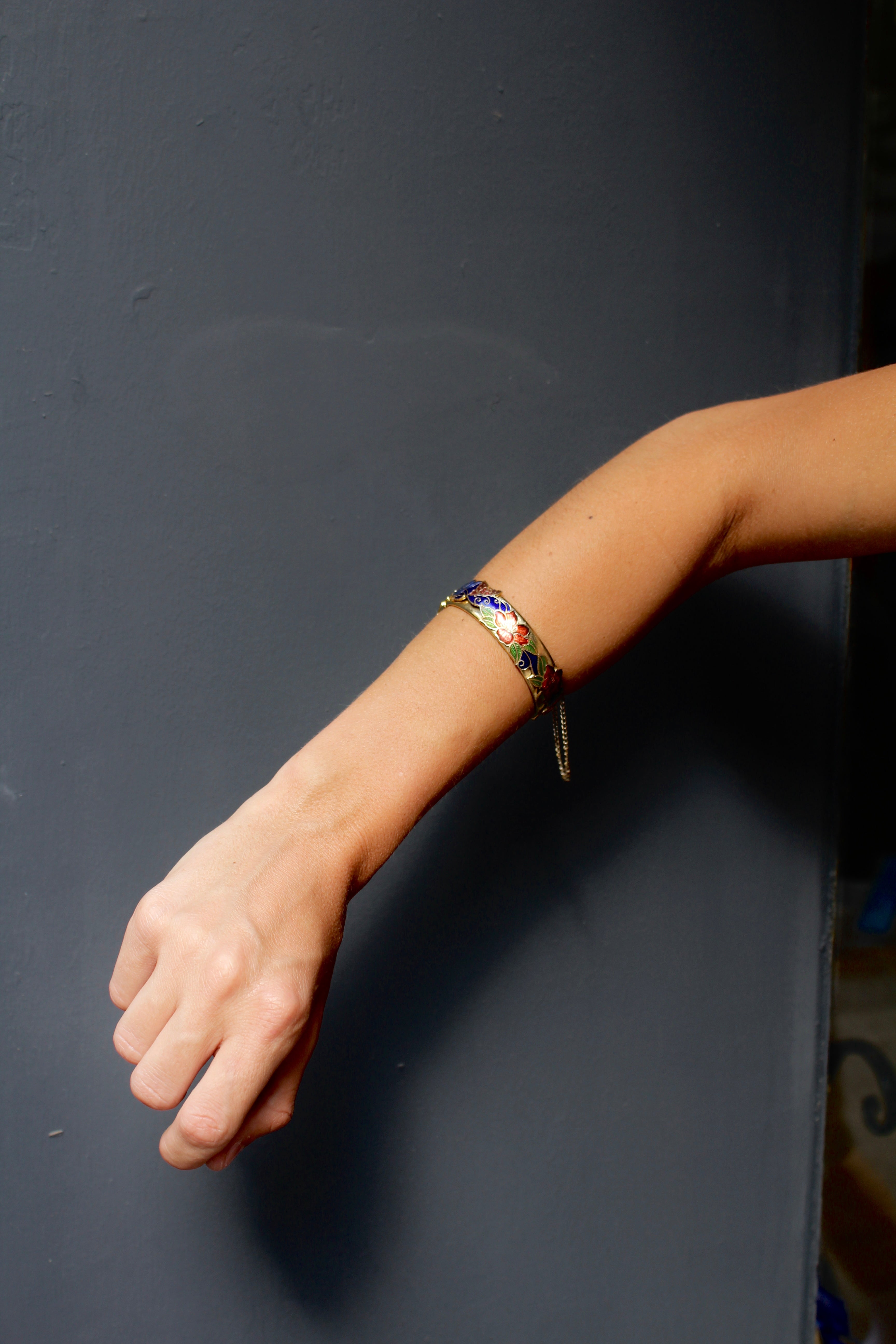 Pulsera vintage de cloisonné dorada con flores