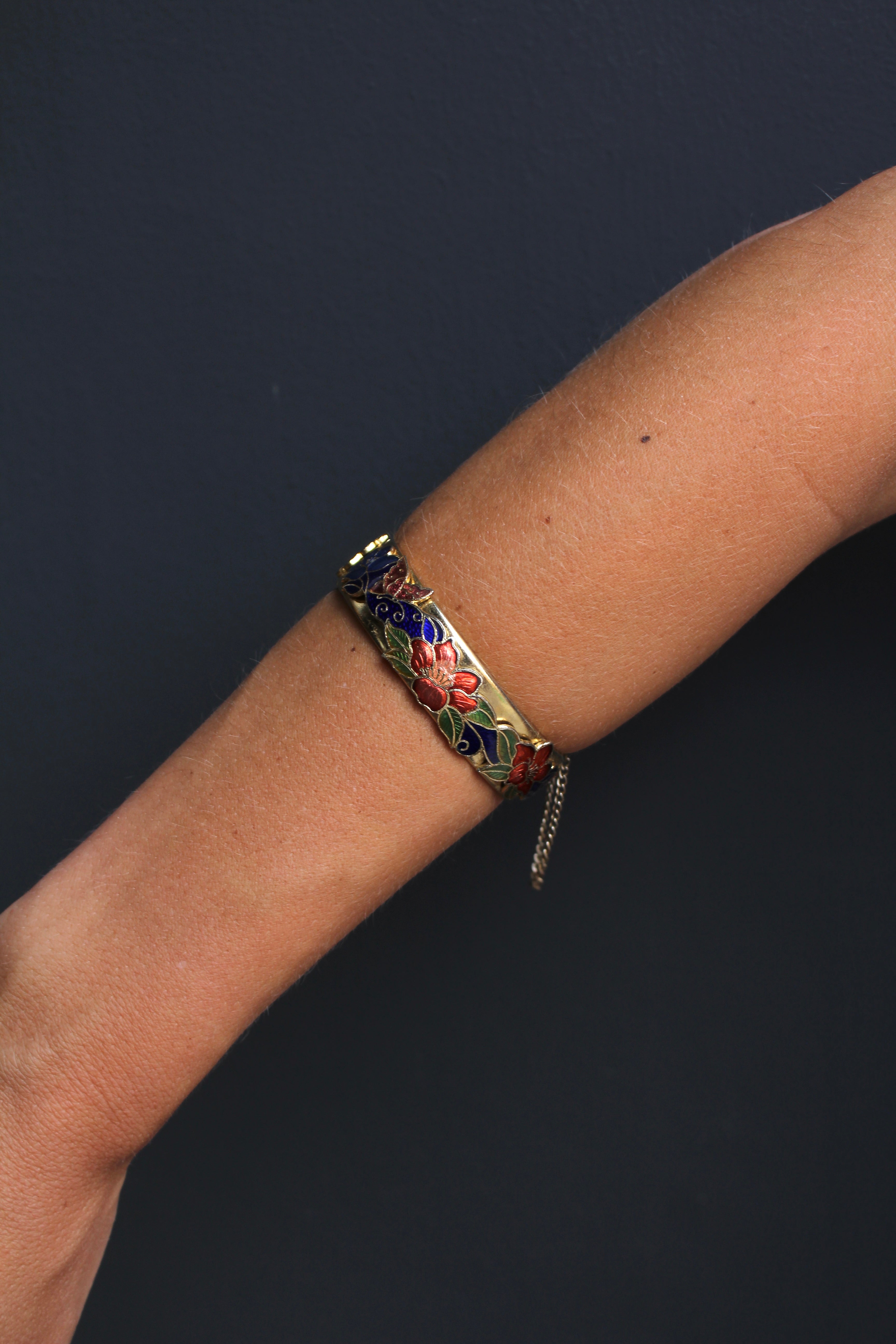 Pulsera vintage de cloisonné dorada con flores