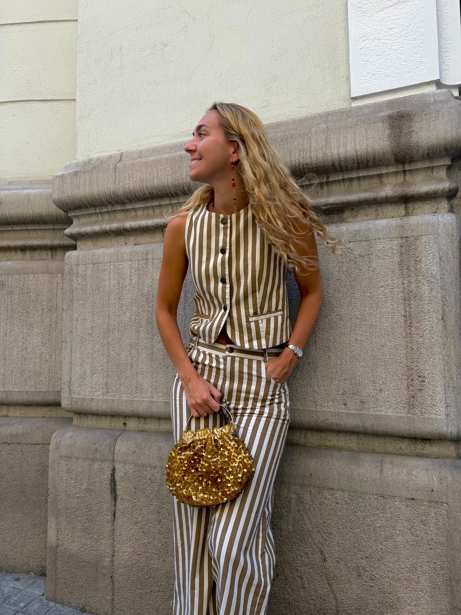 Bolso vintage tipo bombonera dorada bordada completamene con lentejuelas