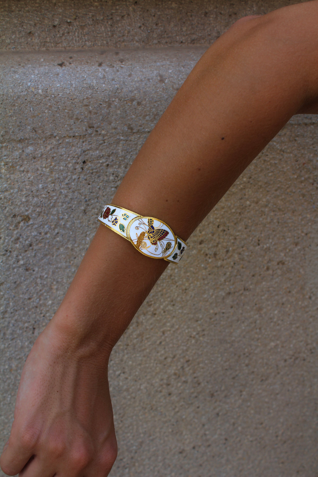 Pulsera vintage de cloisonné blanca con flores y mariposa