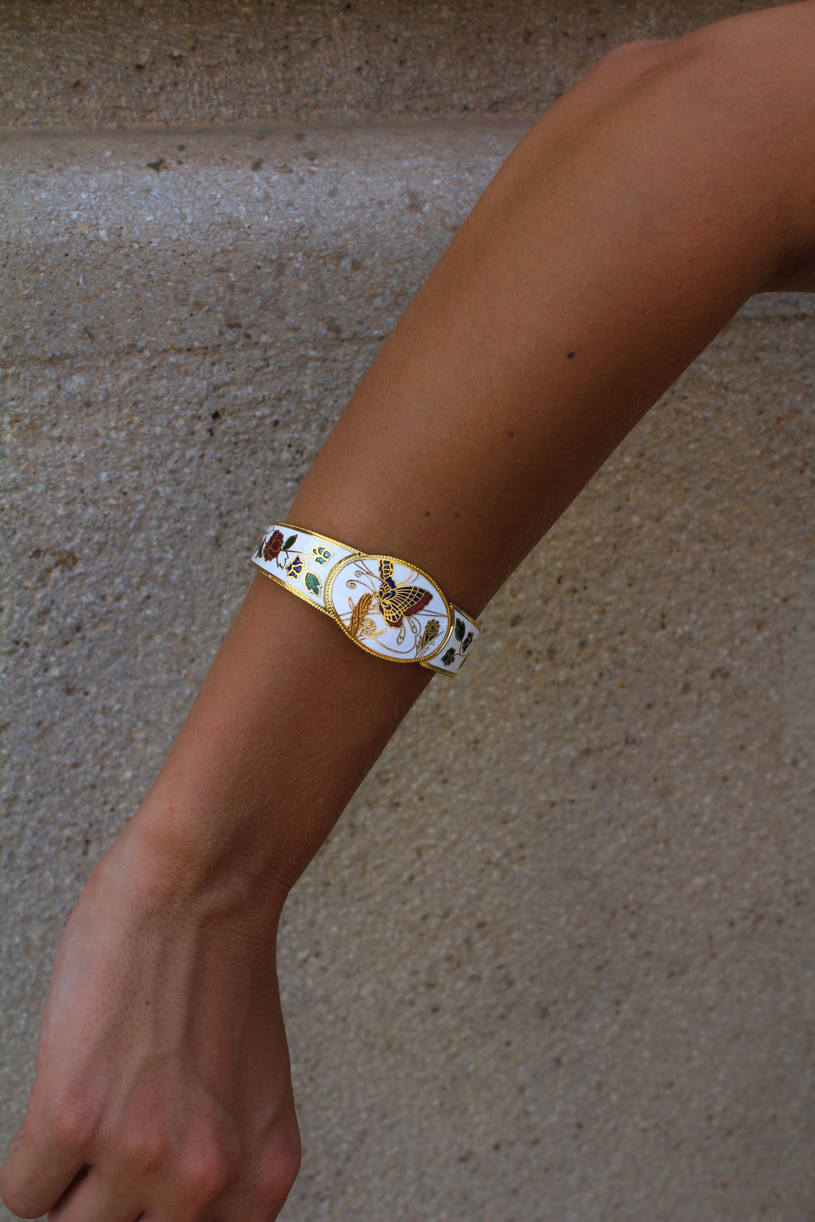 Pulsera vintage de cloisonné blanca con flores y mariposa