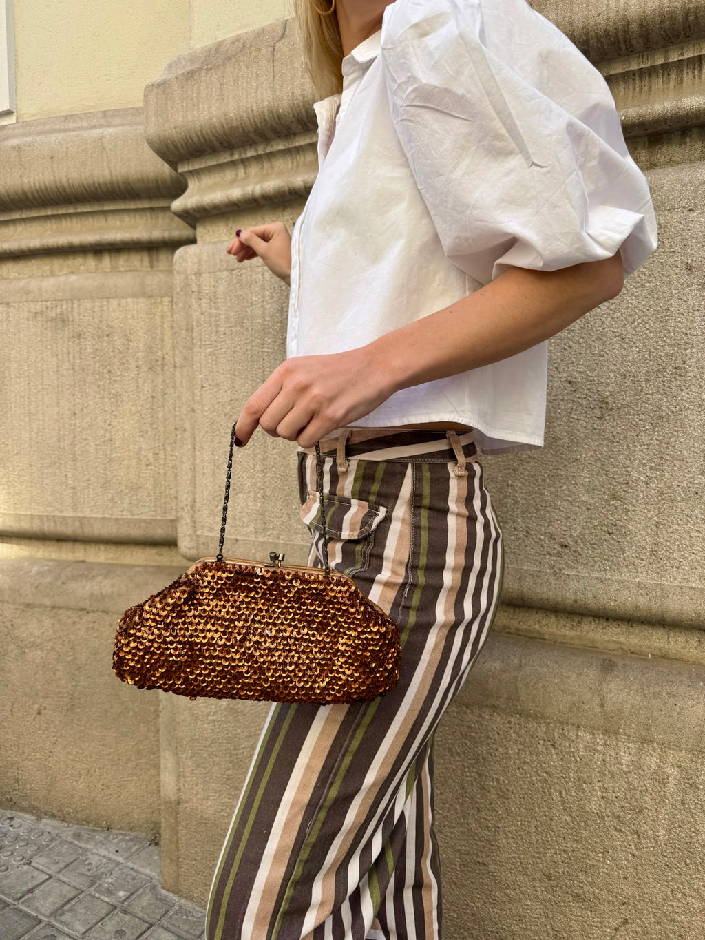 Bolsa vintage castanha estilo saco com flores vermelhas bordadas