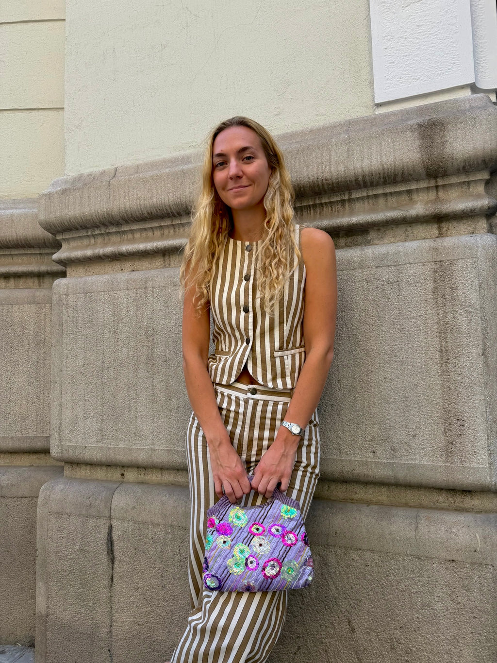 Bolso vintage morado lila tipo saco con flores de lentejuelas en fucsia, rosa y verde