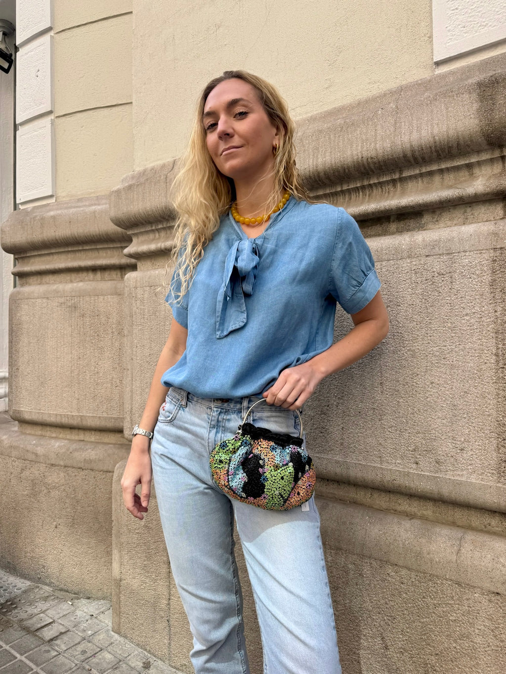Bolsa vintage castanha estilo saco com flores vermelhas bordadas