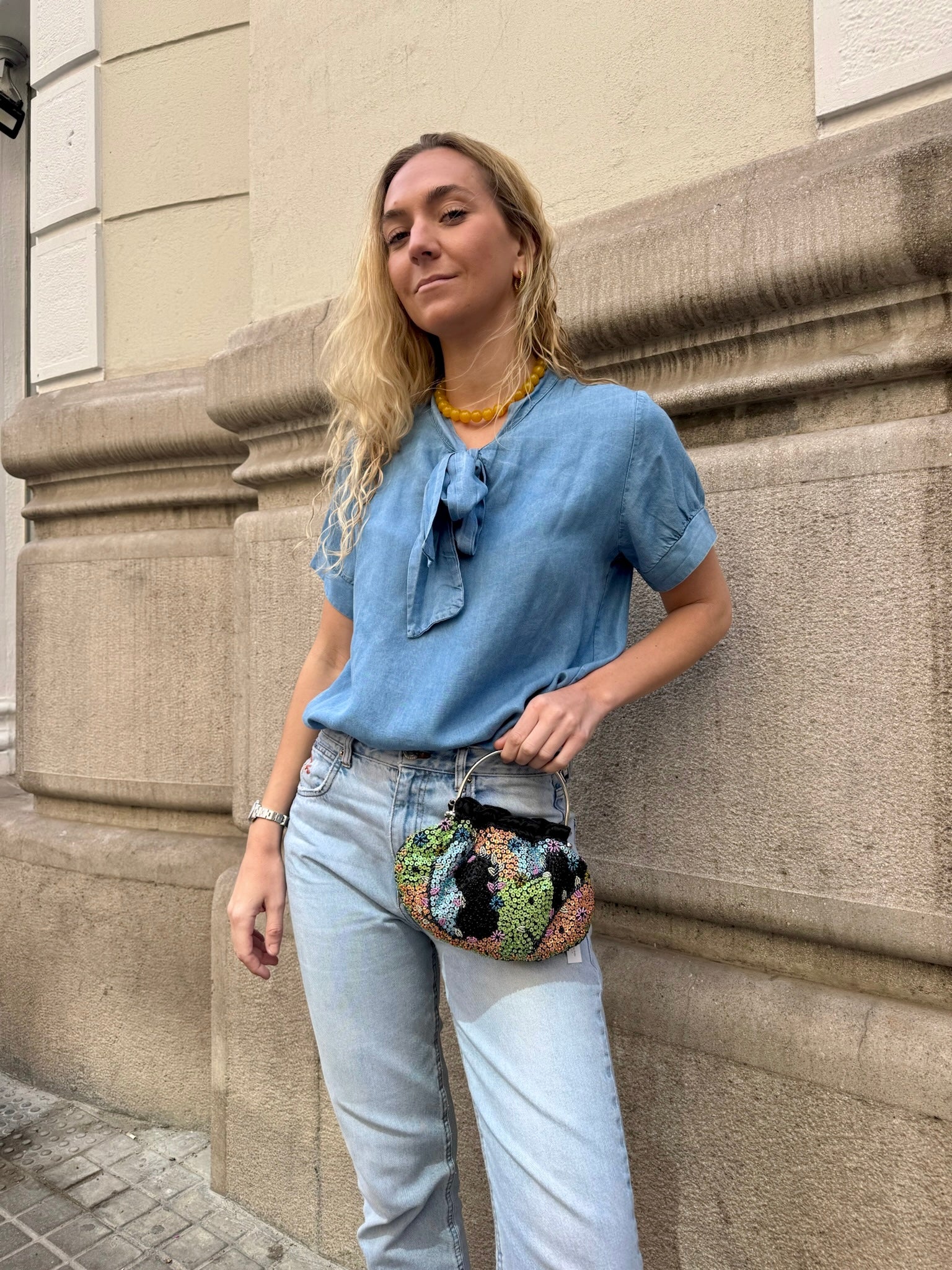Bolsa vintage castanha estilo saco com flores vermelhas bordadas