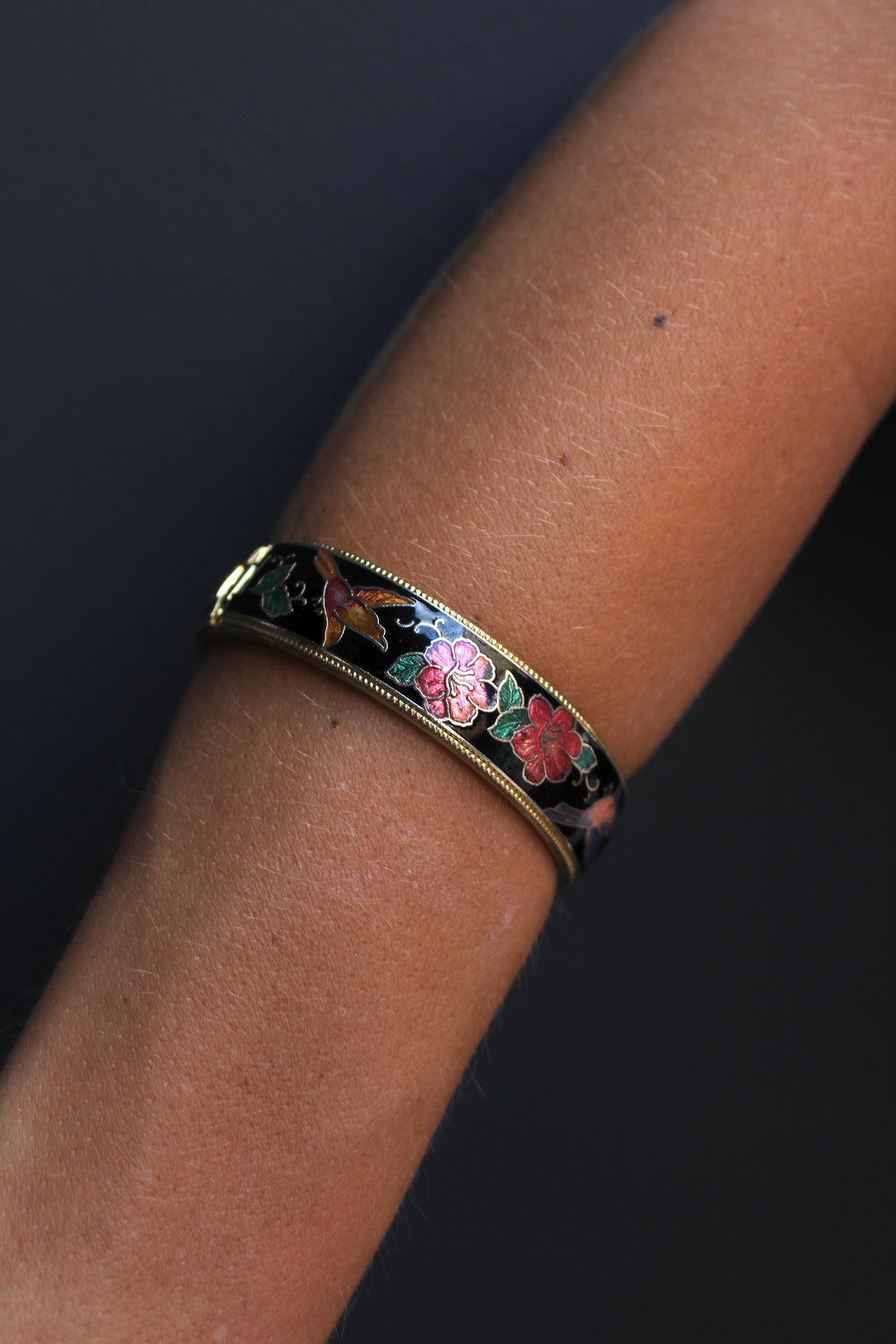 Pulseira vintage de flores esmaltadas
