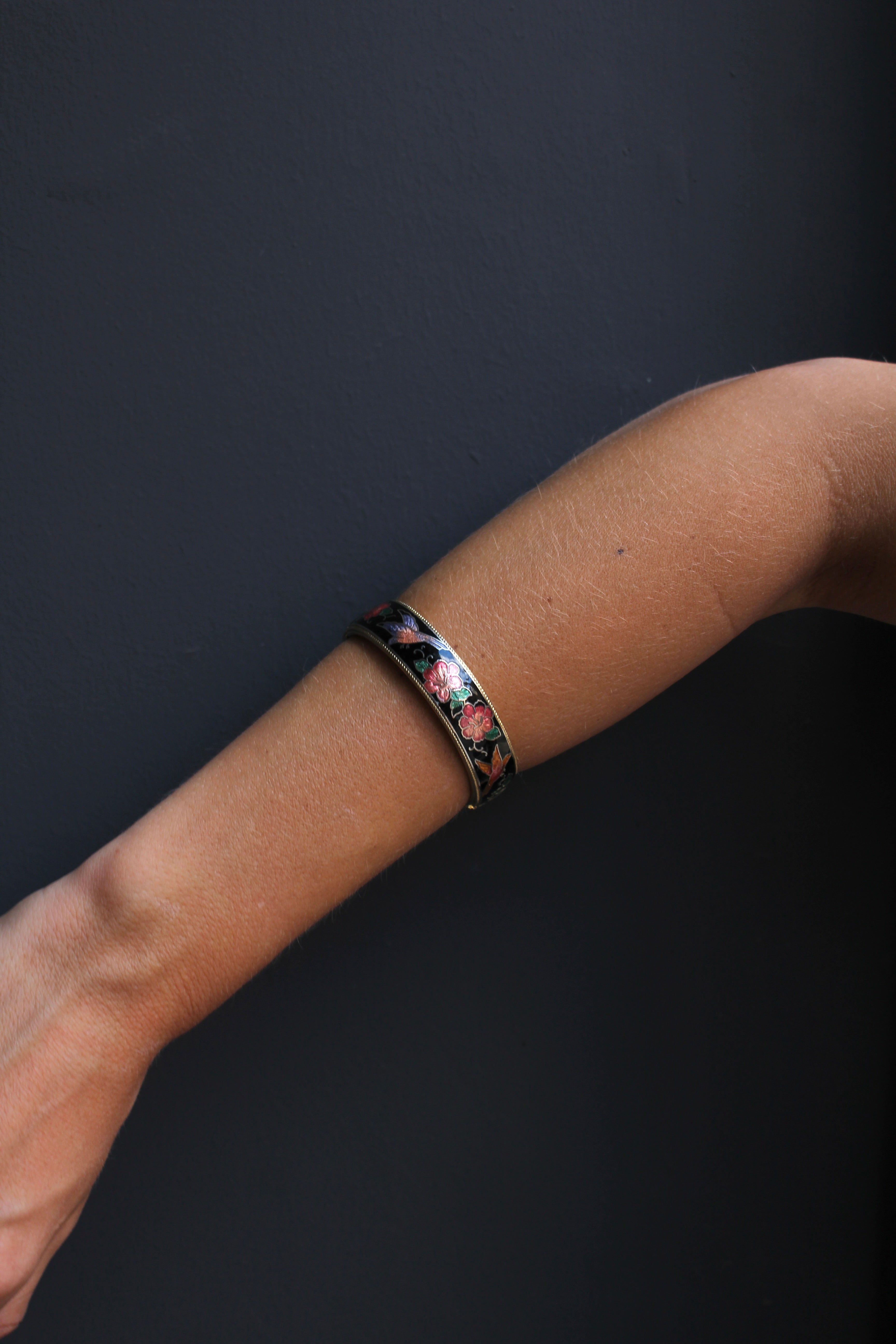 Pulsera vintage de cloisonné negra con flores