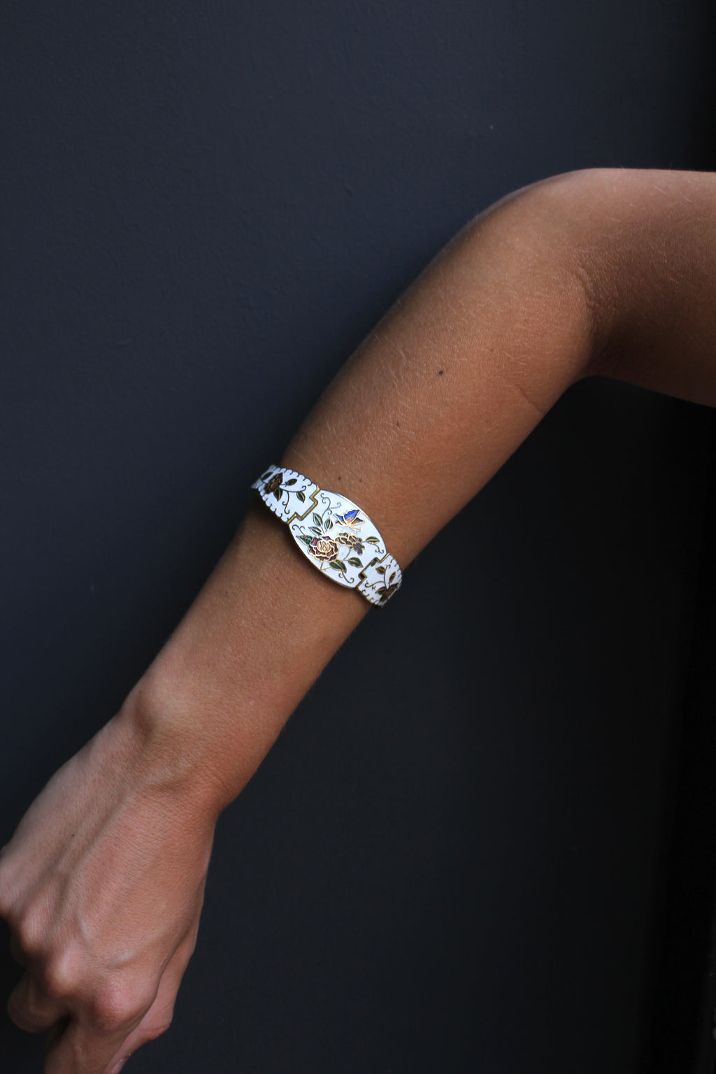 Pulsera vintage de cloisonné blanca con flores y mariposa