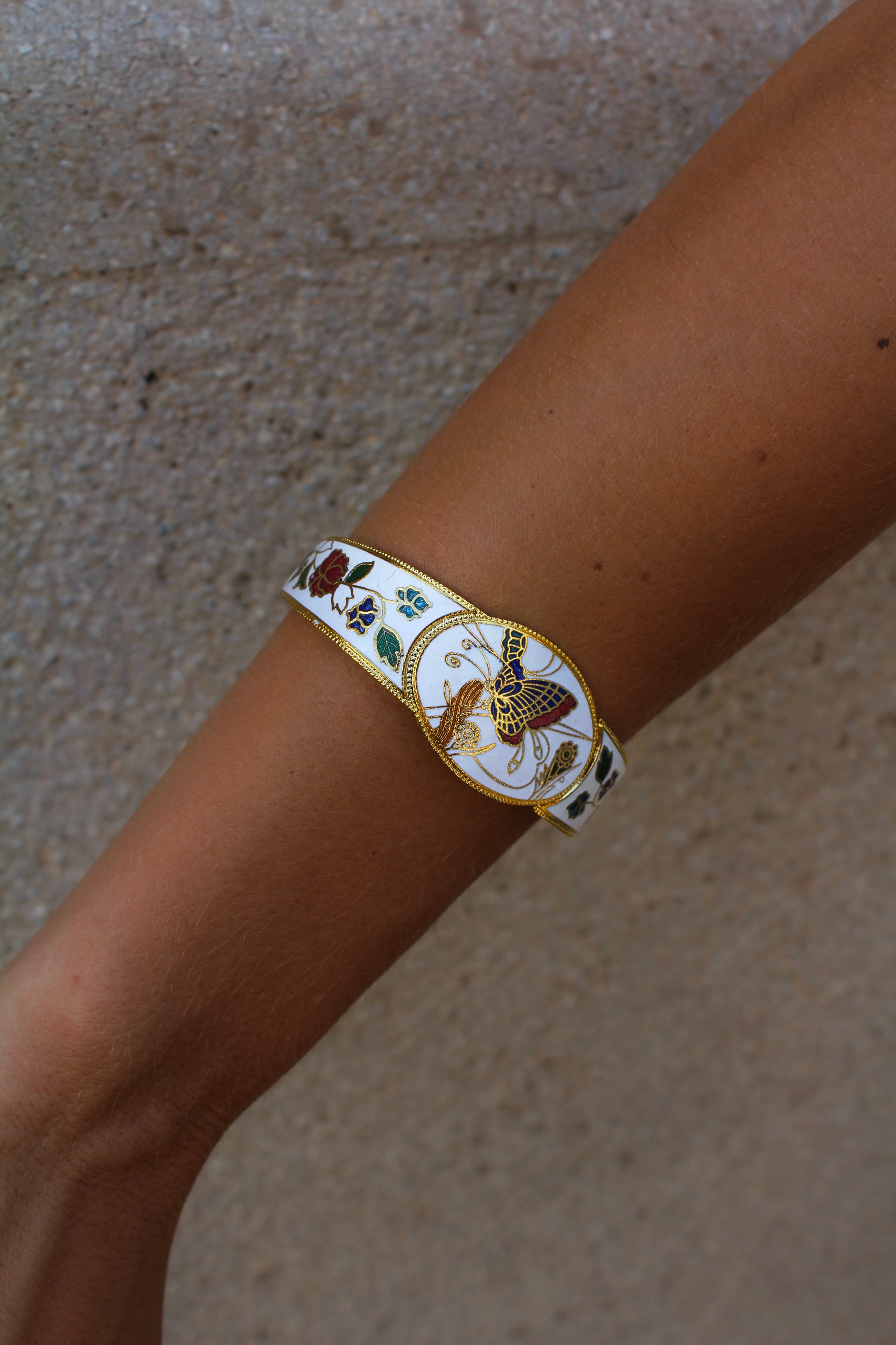 Pulsera vintage de cloisonné blanca con flores y mariposa