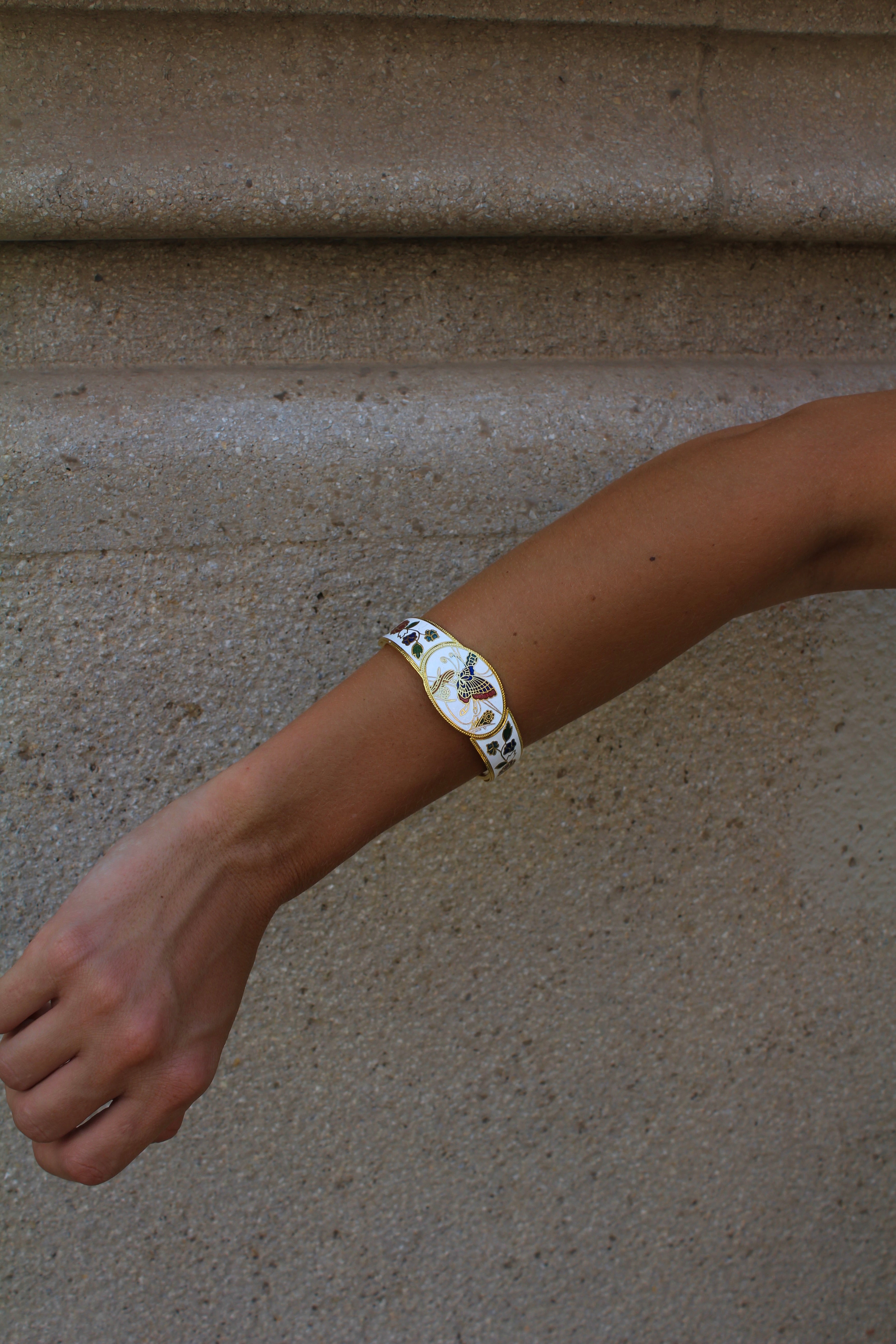Pulsera vintage de cloisonné blanca con flores y mariposa