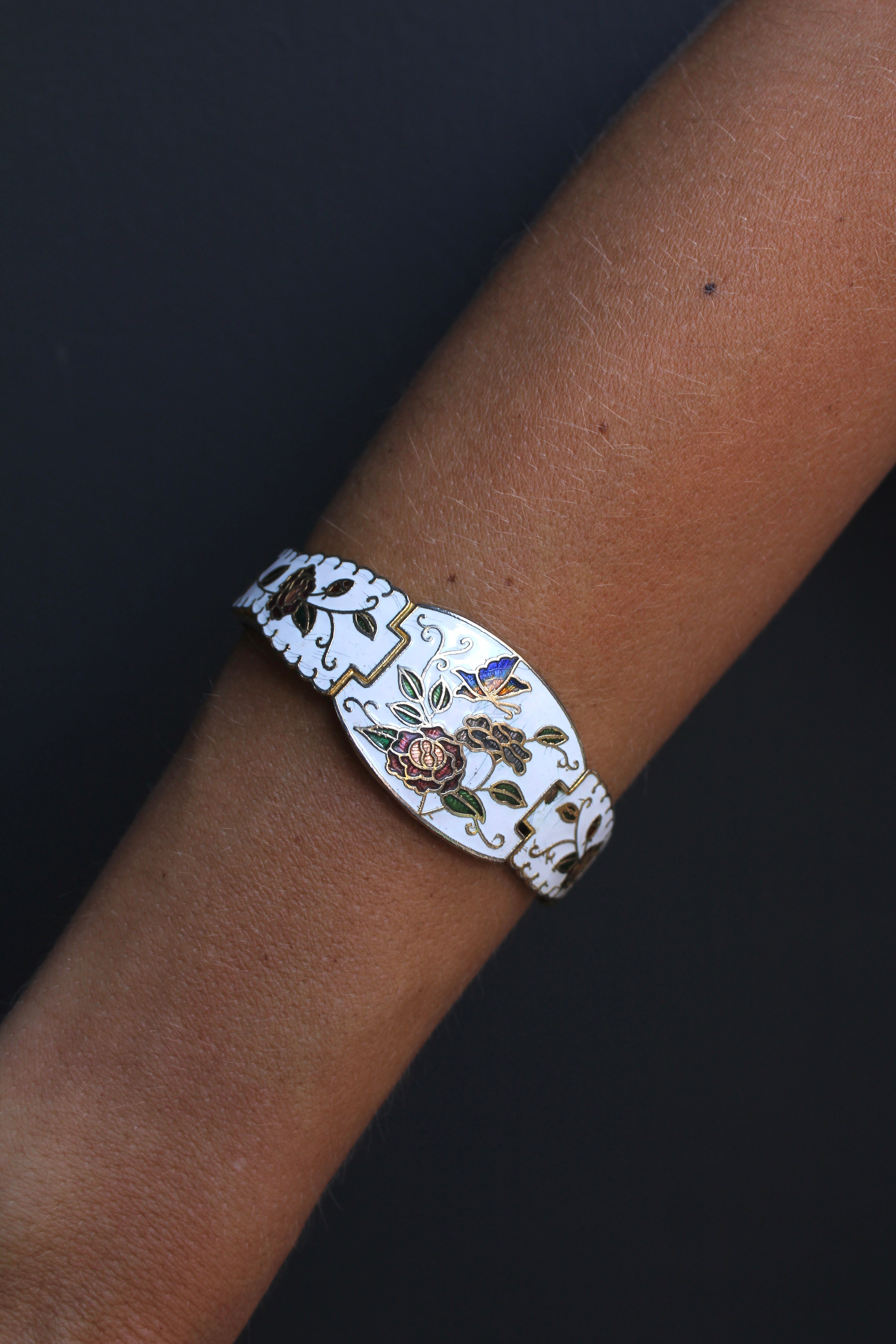 Pulsera vintage de cloisonné blanca con flores y mariposa