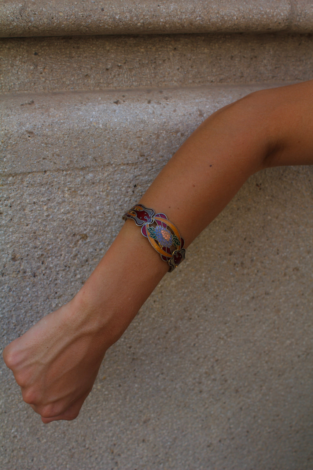 Pulsera vintage de cloisonné de flores granate, verde y mostaza