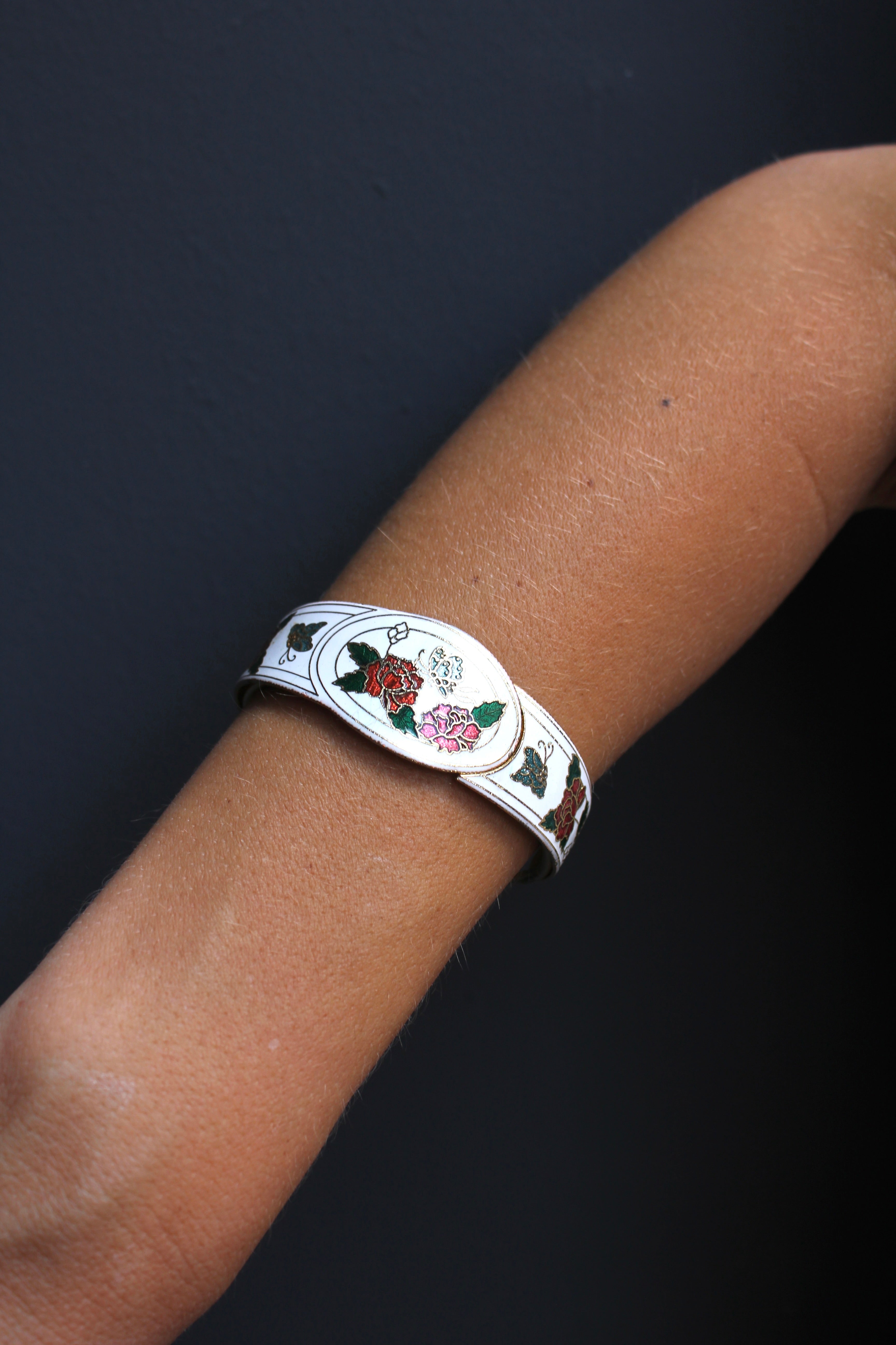 Pulsera vintage de cloisonné blanca con flores rojas
