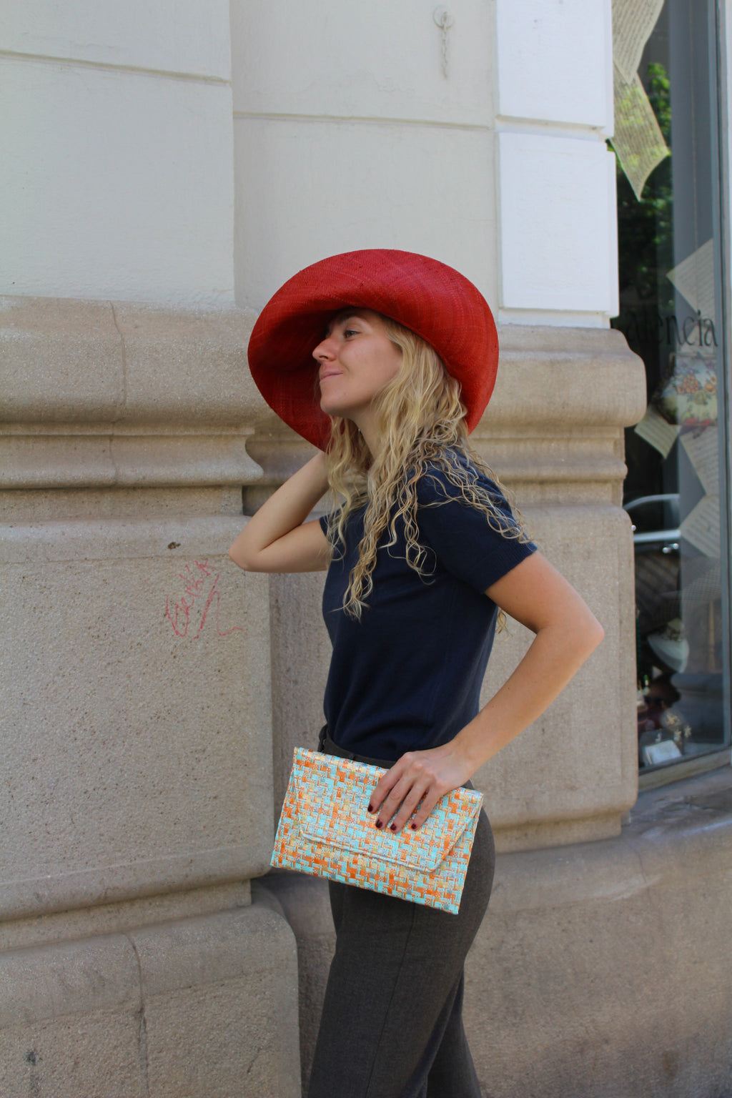 Bolsa vintage castanha estilo saco com flores vermelhas bordadas